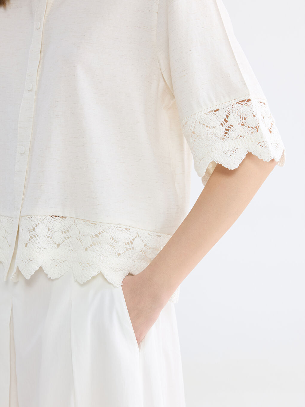 Ženska košulja sa čipkastim detaljima-2