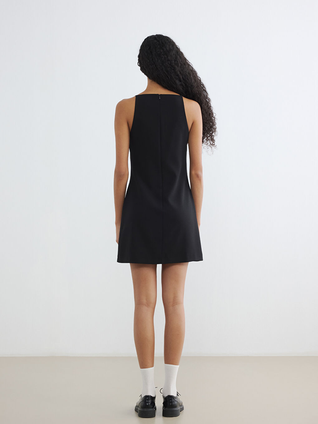 Μίνι φόρεμα με λαιμόκοψη halter-3