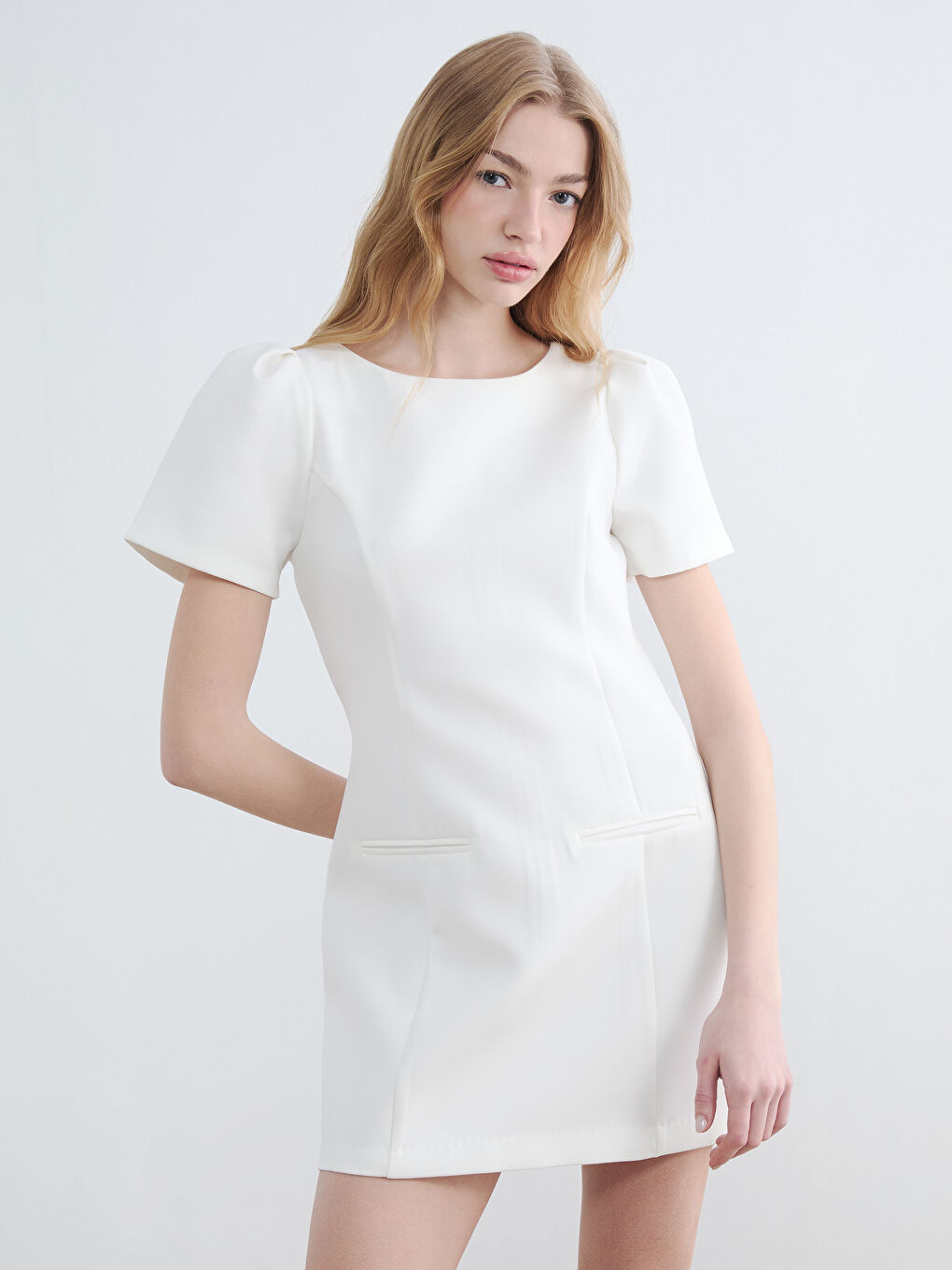 فستان ميني بأكمام منتفخة وياقة دائرية-1