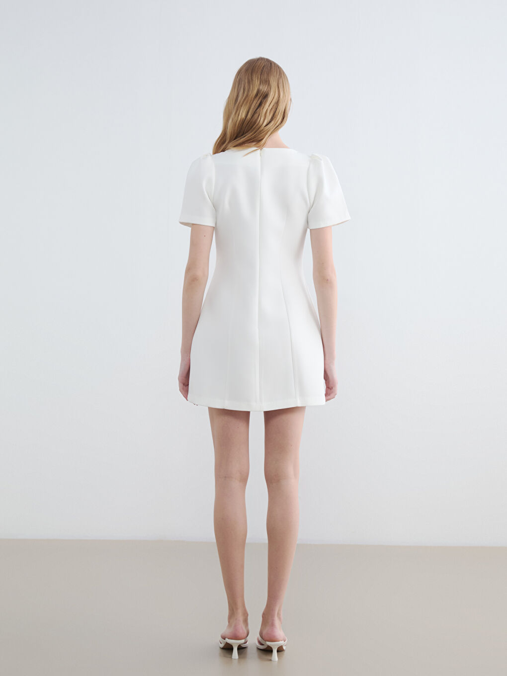 فستان ميني بأكمام منتفخة وياقة دائرية-3