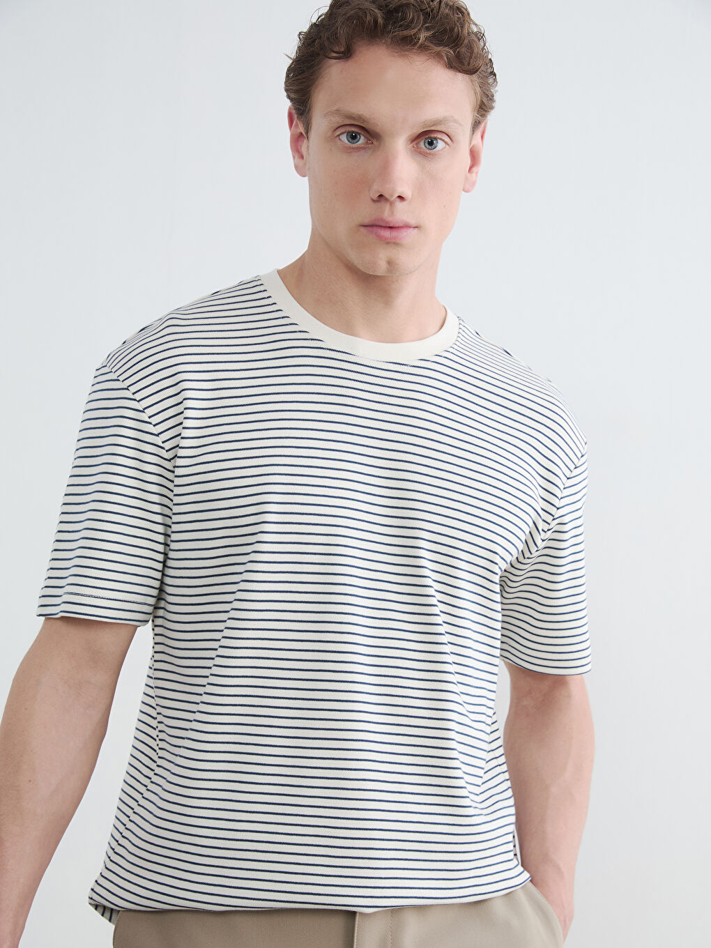 Мъжка раирана тениска с обло деколте