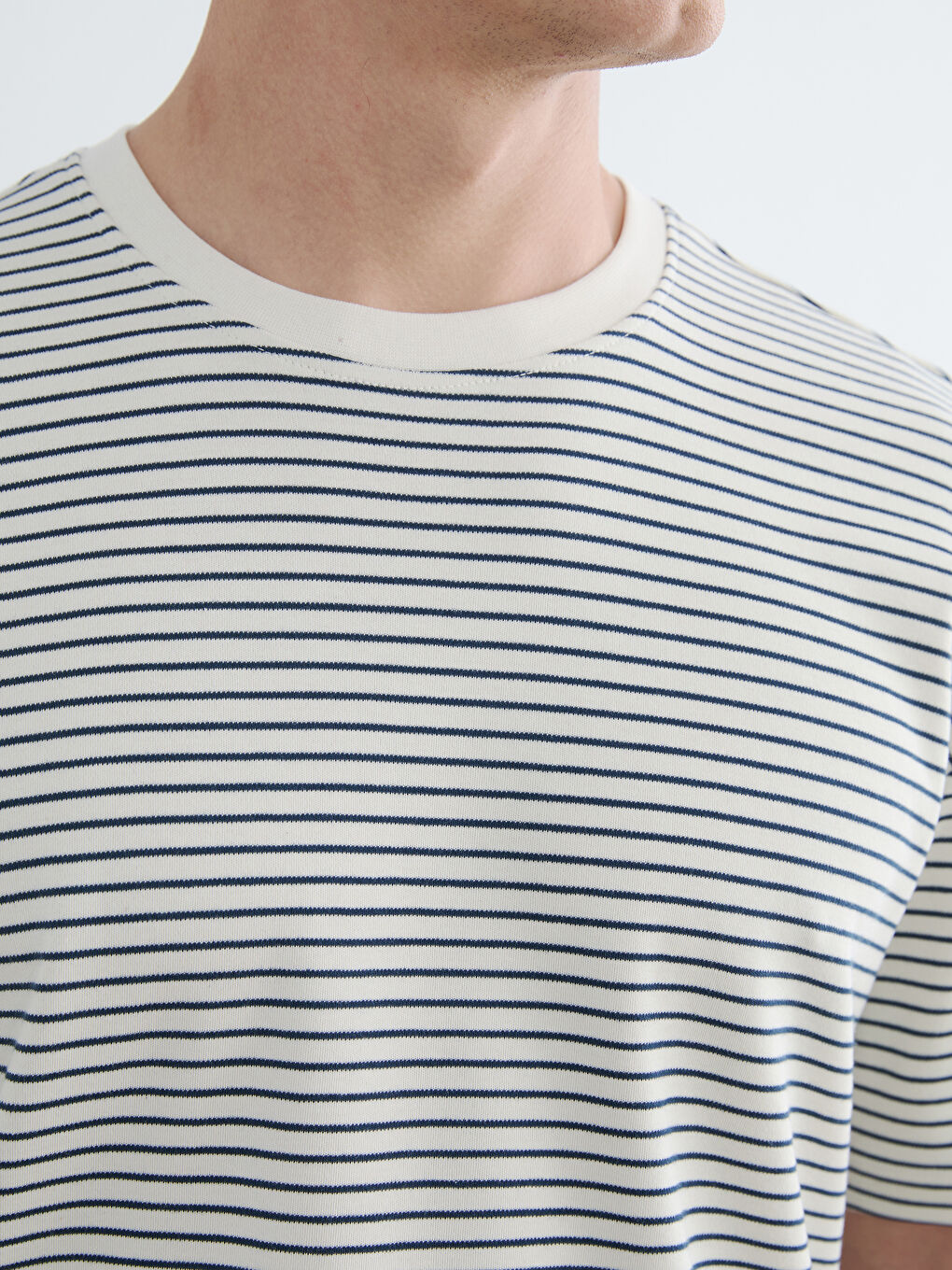 Мъжка раирана тениска с обло деколте-2