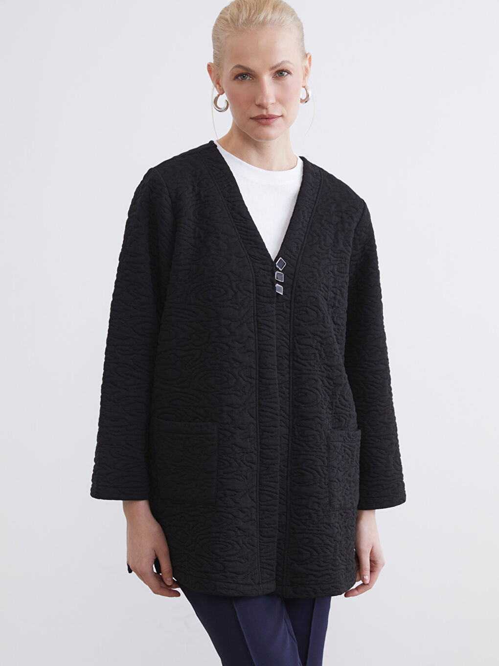 Siyah V Yaka Kendinden Desenli Kadın Hırka