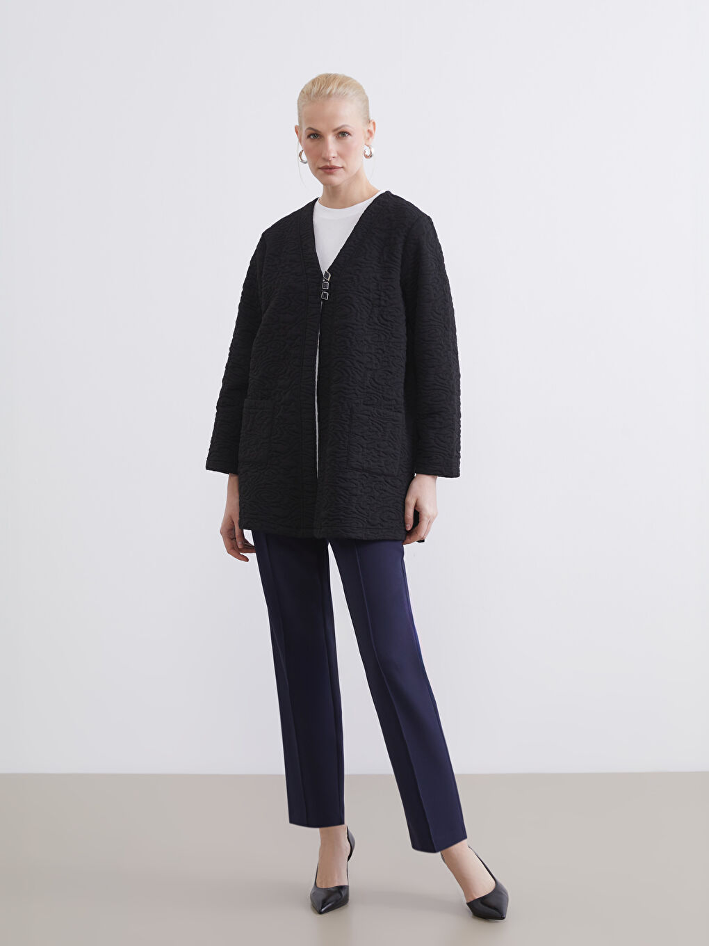 Siyah V Yaka Kendinden Desenli Kadın Hırka-1