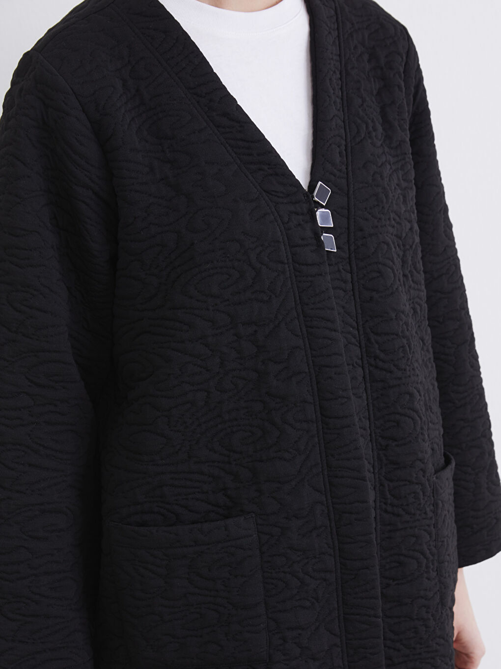 Siyah V Yaka Kendinden Desenli Kadın Hırka-2