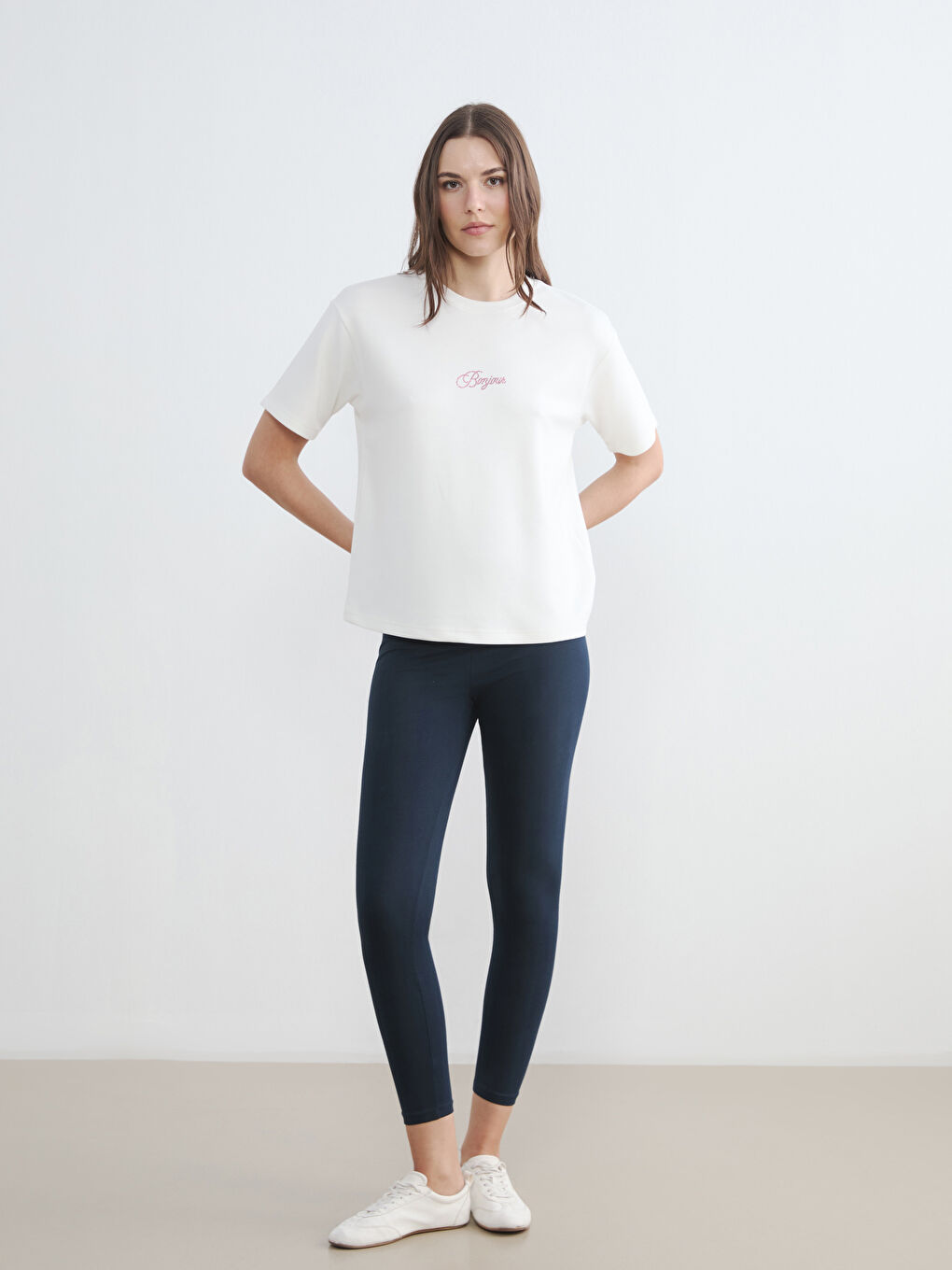 Beyaz Taşlı Soft Touch Kadın Tişört-1