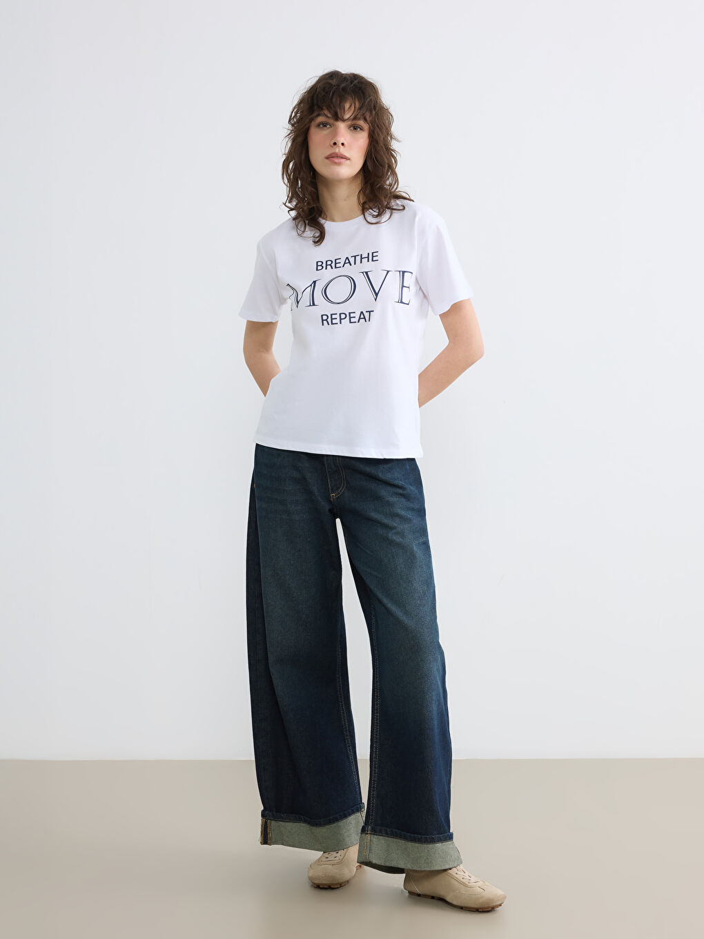 Beyaz Bisiklet Yaka Baskılı Kadın Spor Tişört	-1