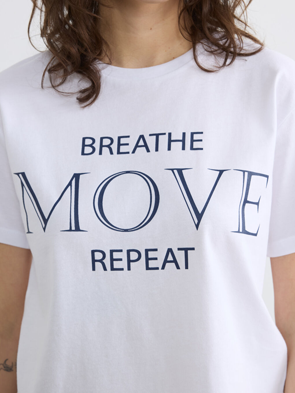 Beyaz Bisiklet Yaka Baskılı Kadın Spor Tişört	-2