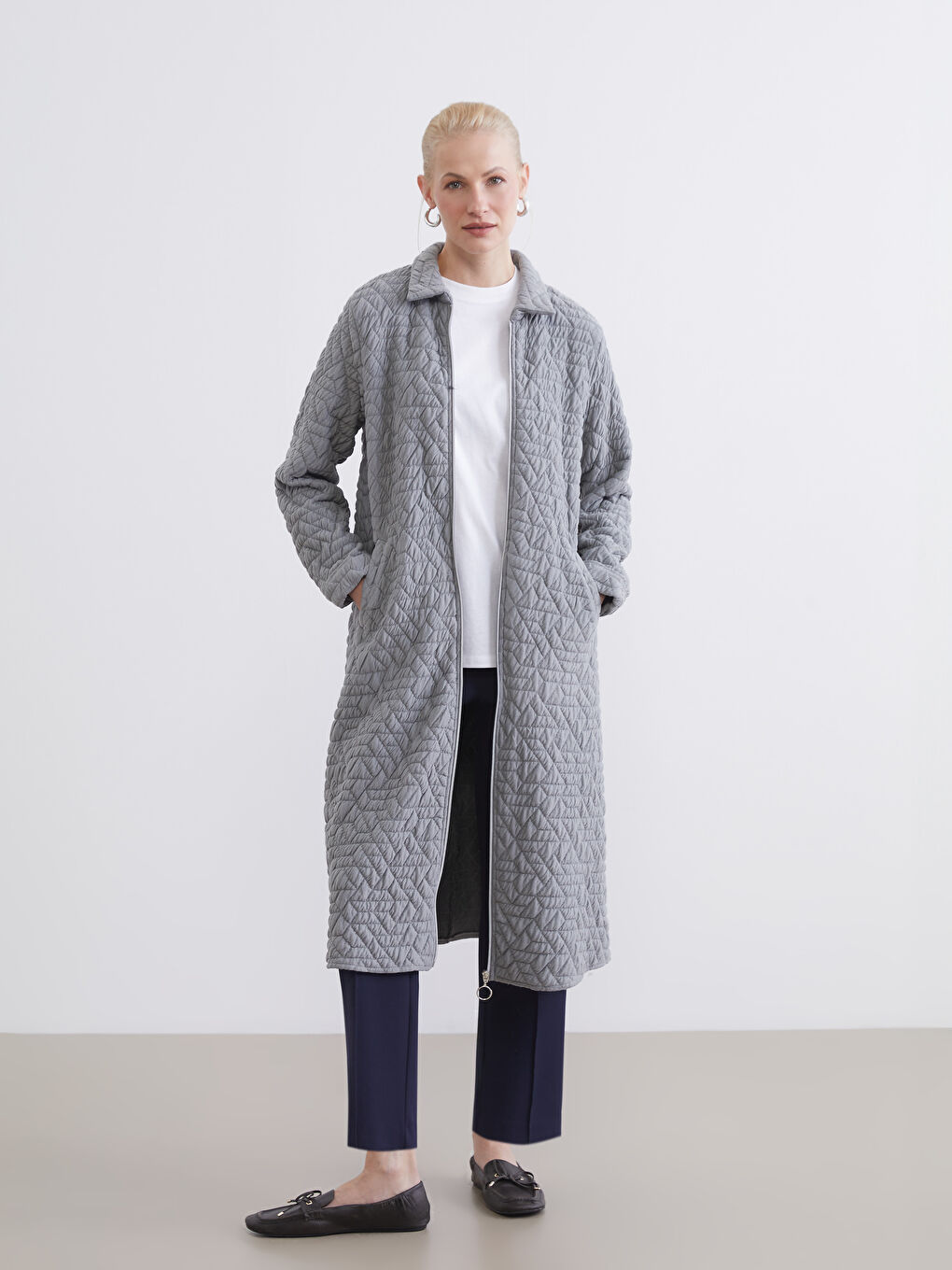 Gri Gömlek Yaka Kendinden Desenli Kadın Ferace-1