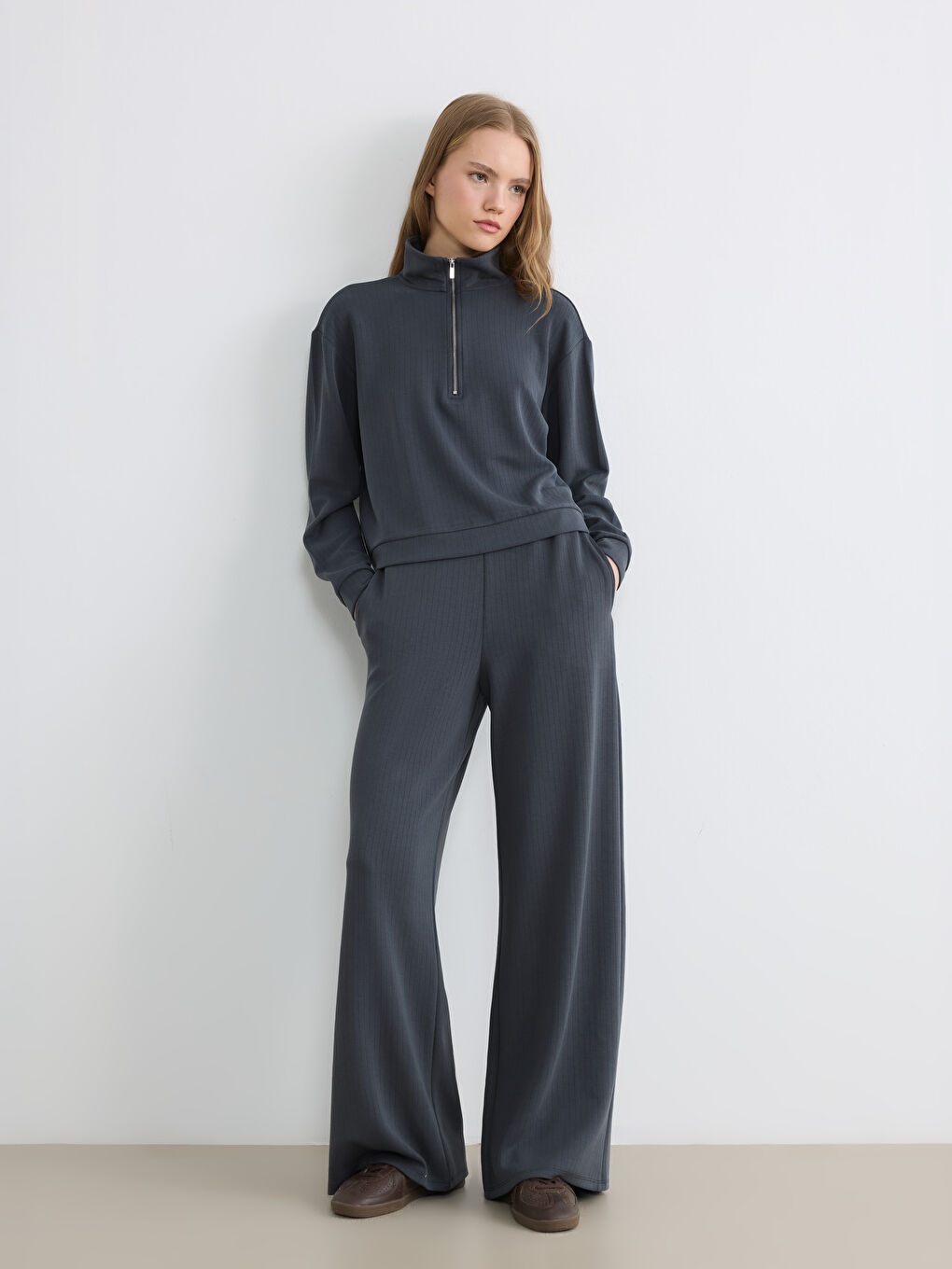 Женские спортивные штаны с мягким прикосновением в полоску-2