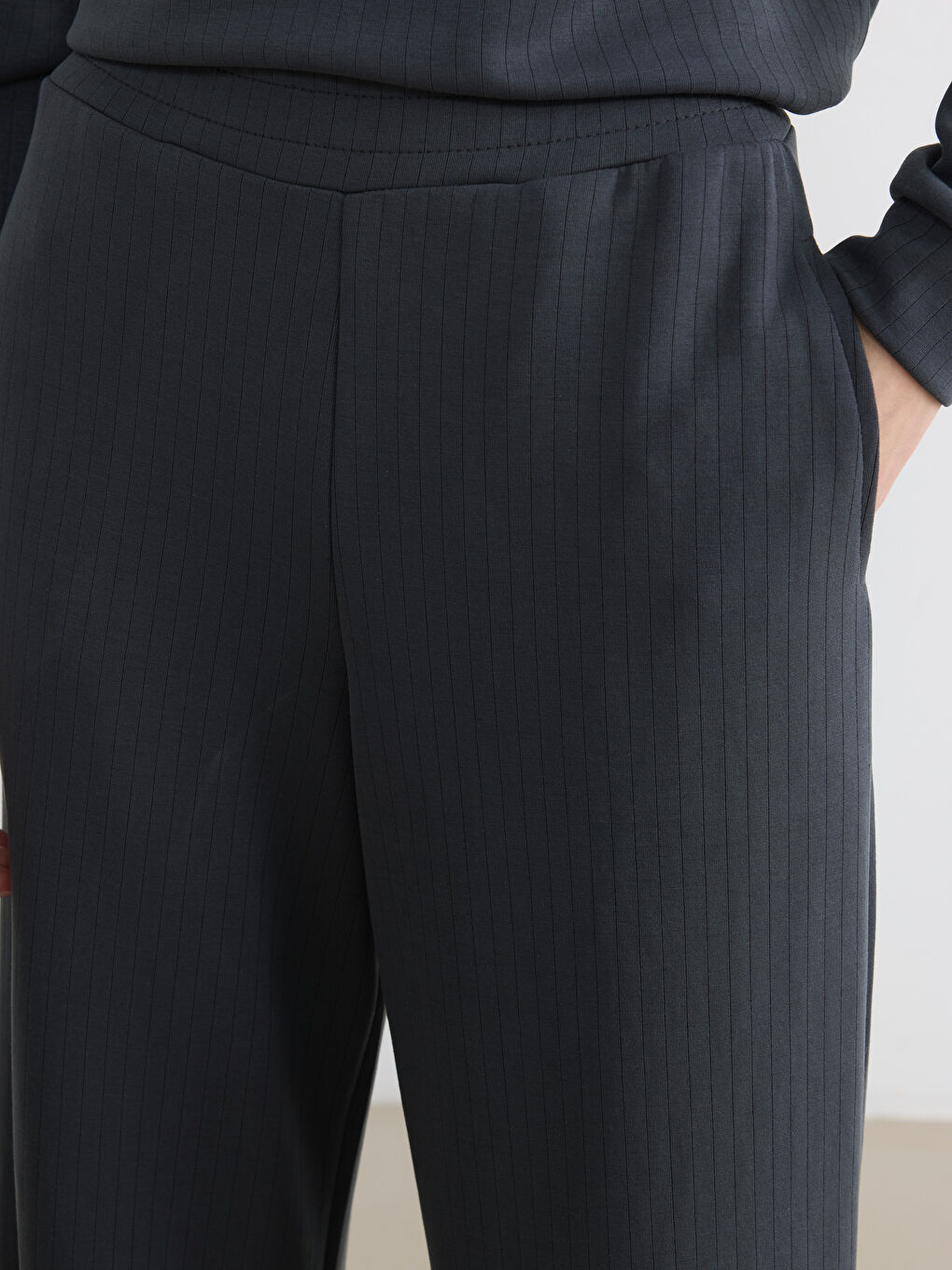 Женские спортивные штаны с мягким прикосновением в полоску-4