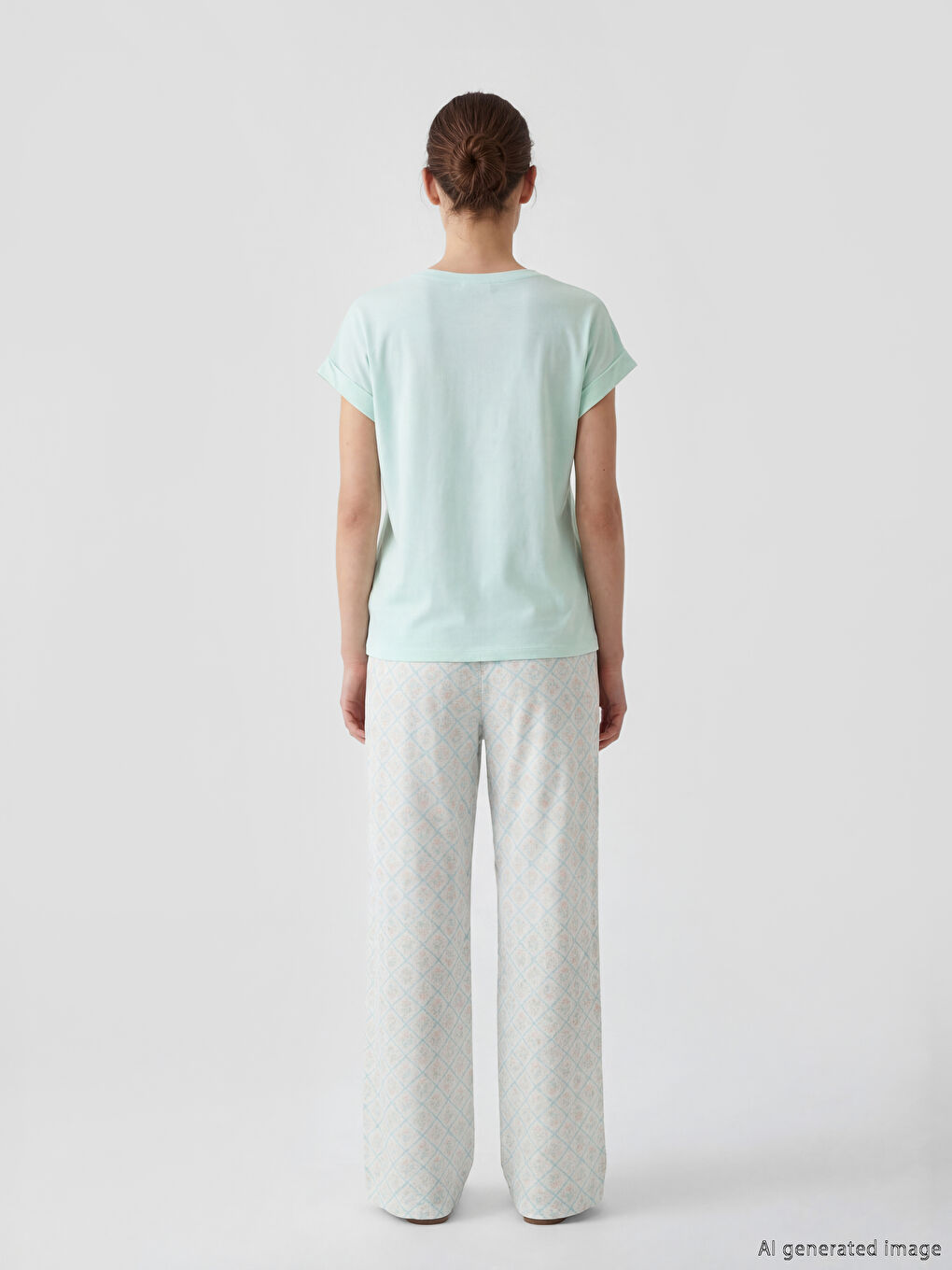 Ženski kapri pidžama komplet sa cvetnim dezenom i okruglim izrezom-3