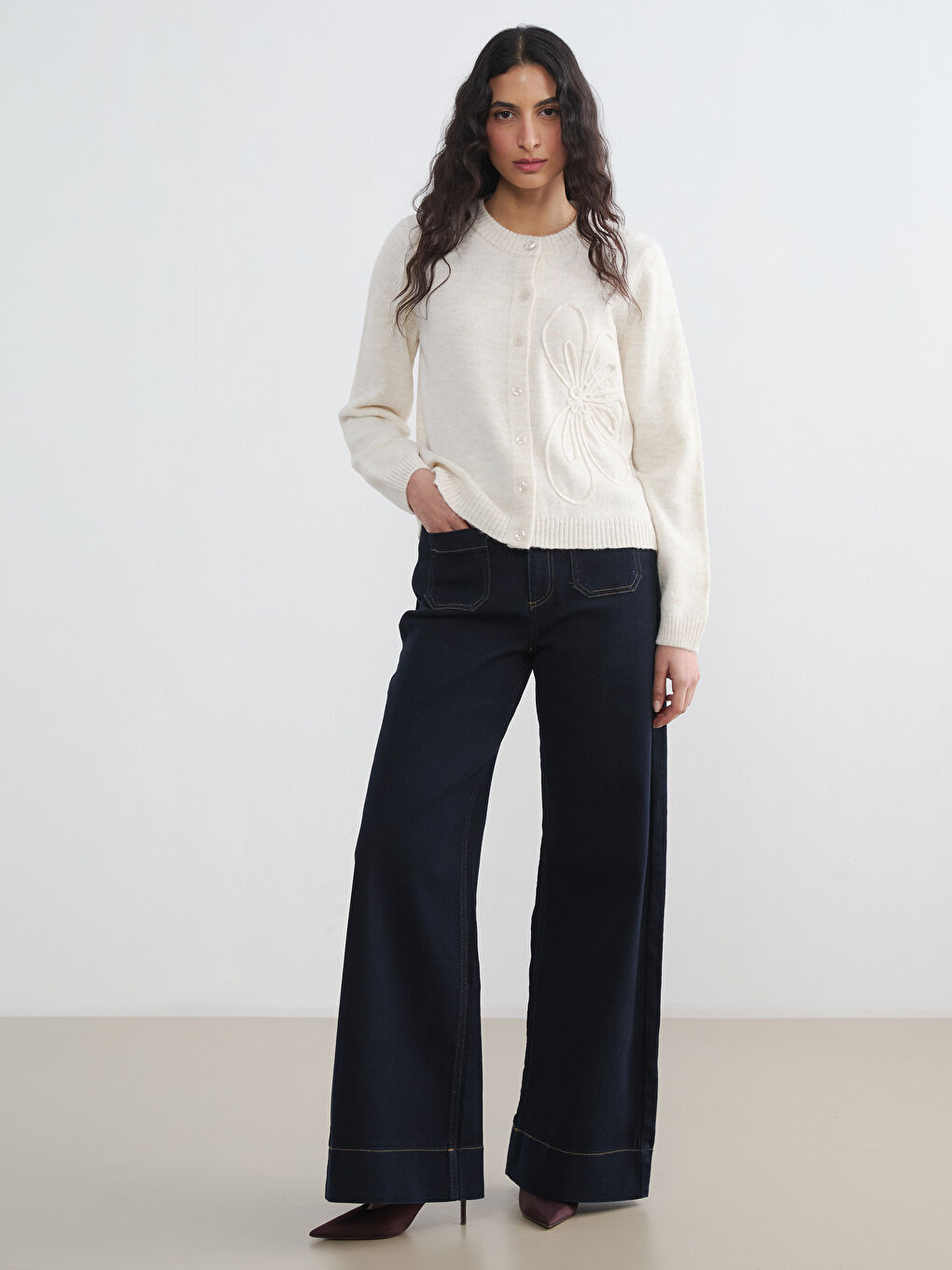 Ekru Bisiklet Yaka Nakışlı Kadın Triko Hırka-1