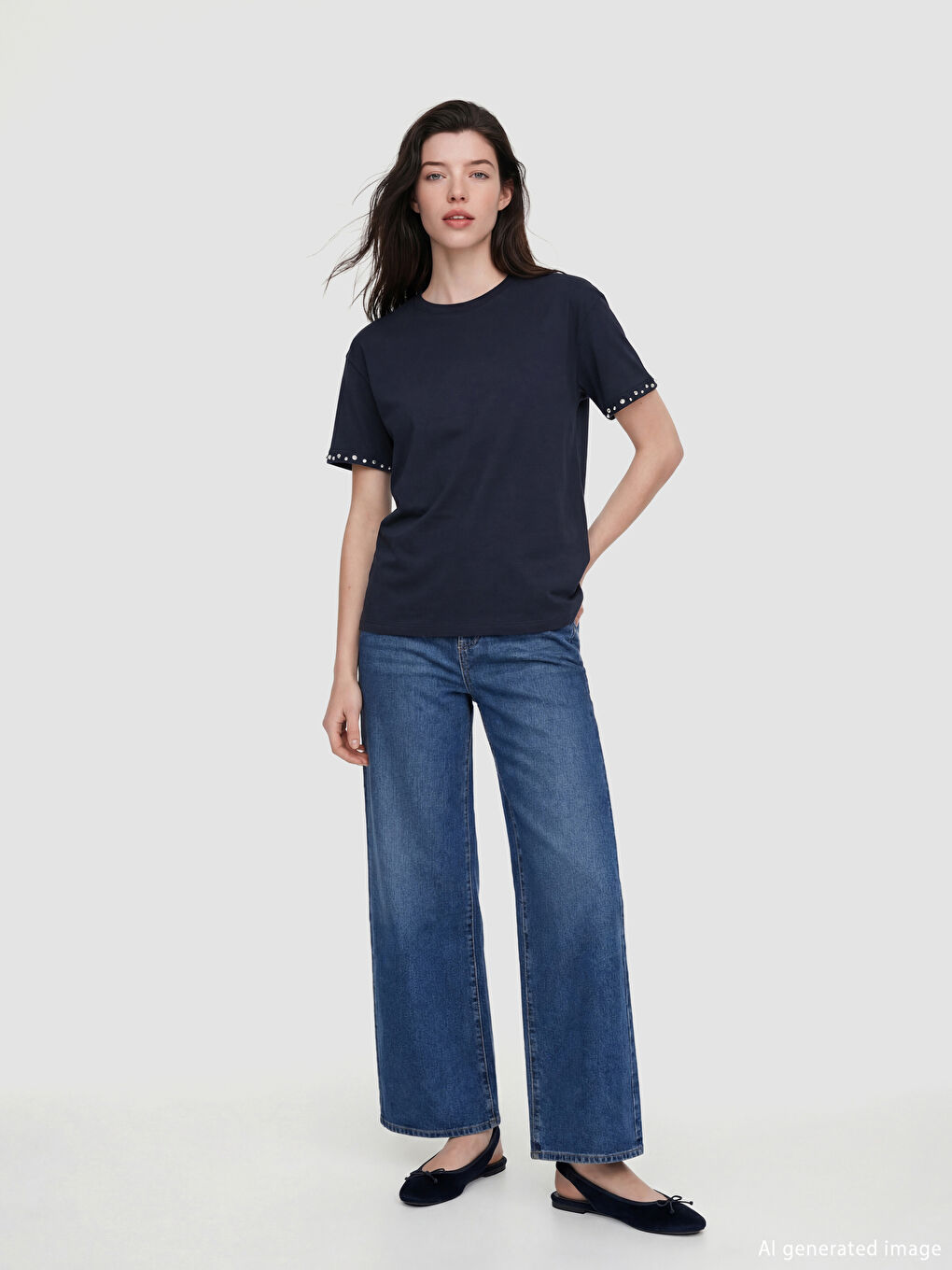 تيشيرت حريمي ناعم بفتحة رقبة على شكل جوهرة.-1