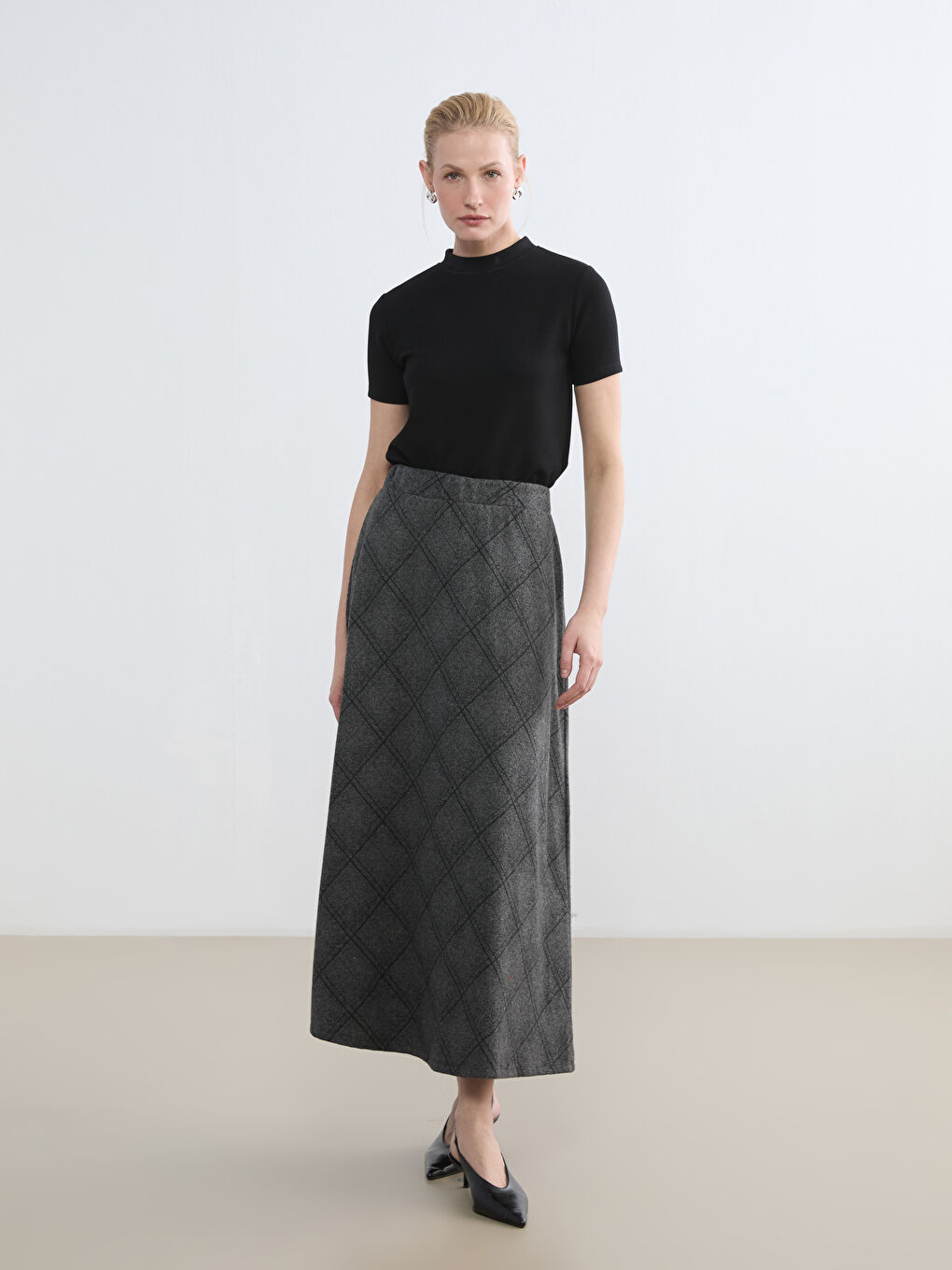Diamond-patterned flared skirt with an elasticated waist.