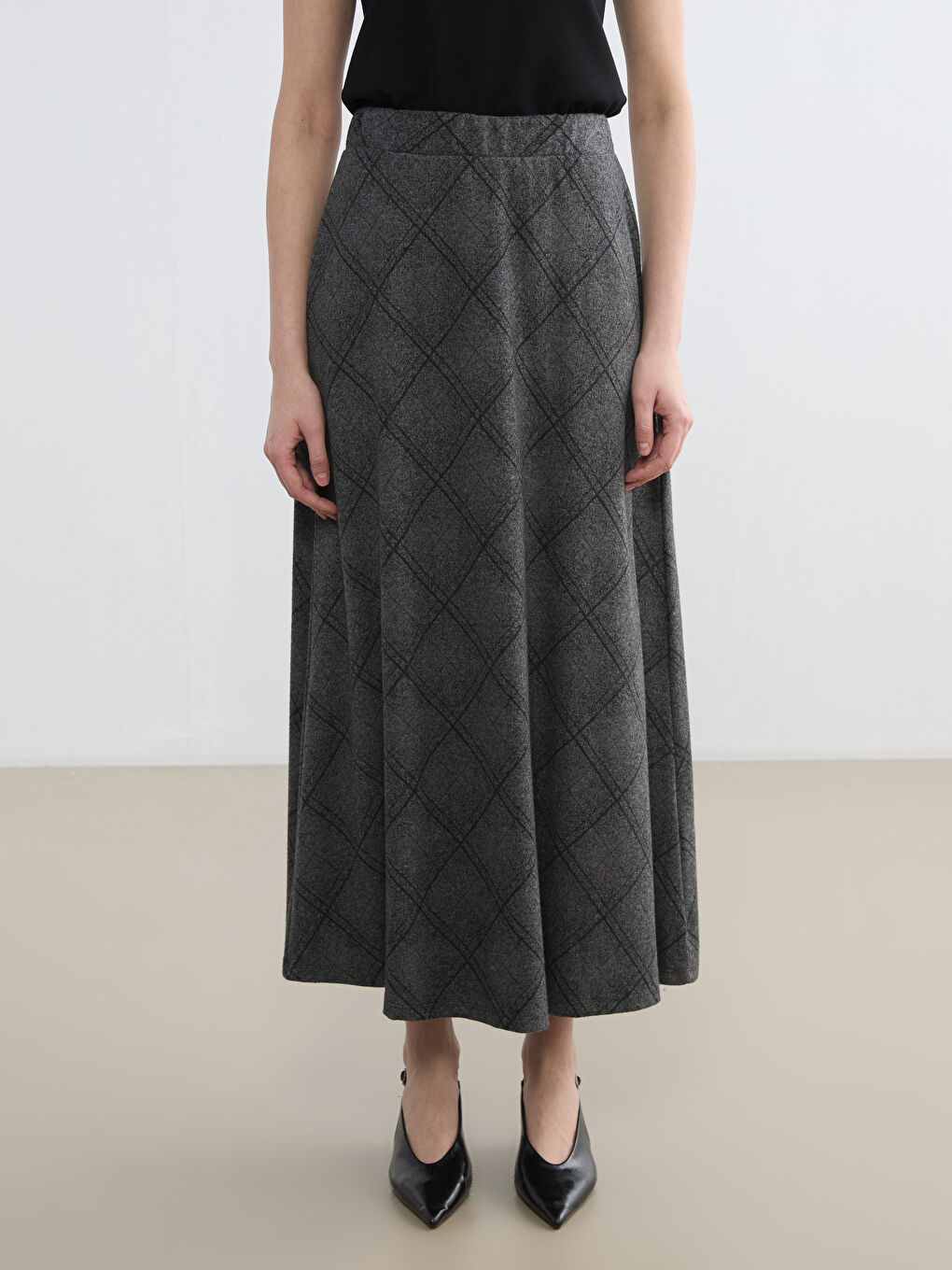 Diamond-patterned flared skirt with an elasticated waist.-1