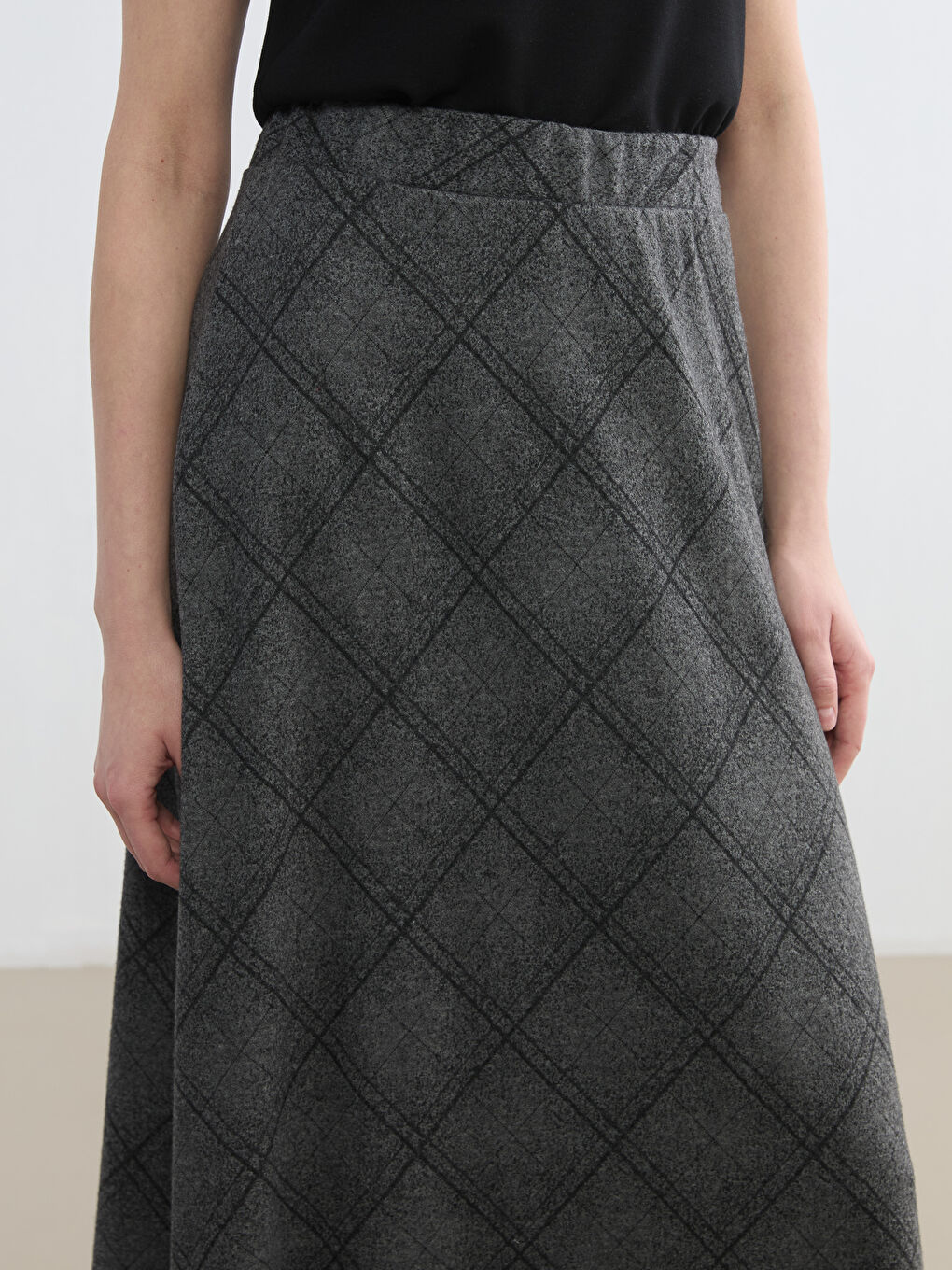 Diamond-patterned flared skirt with an elasticated waist.-2