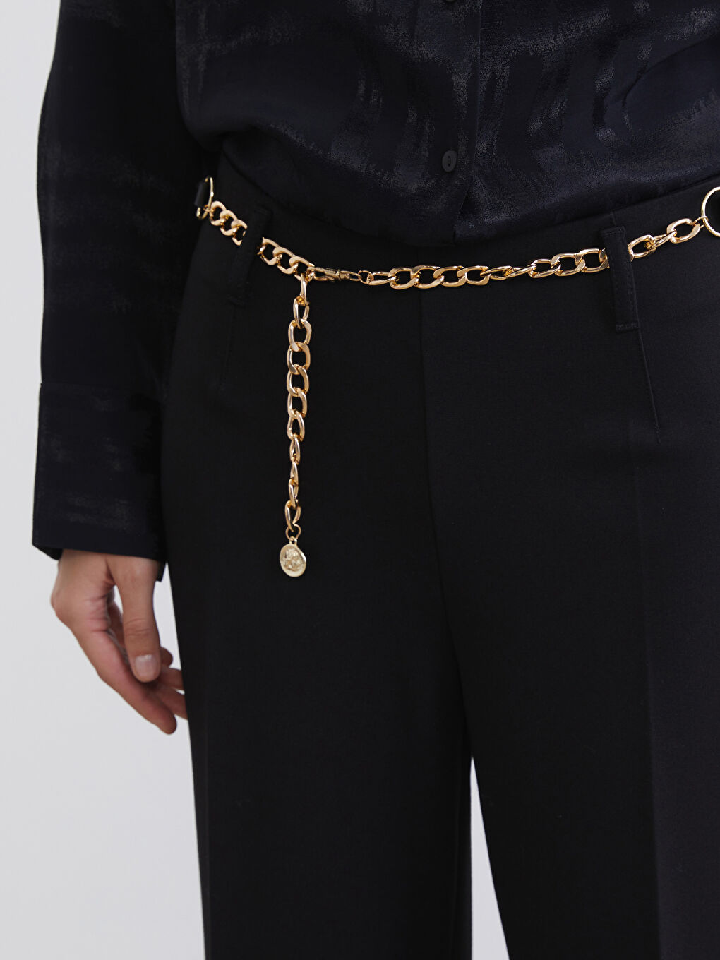 Siyah Loose Fit Zincir Kemerli Kadın Pantolon-2