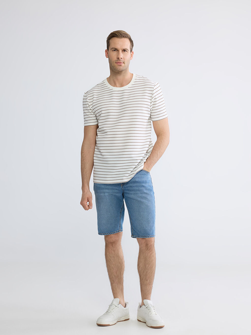 Beyaz Bisiklet Yaka Çizgili Erkek Tişört-1