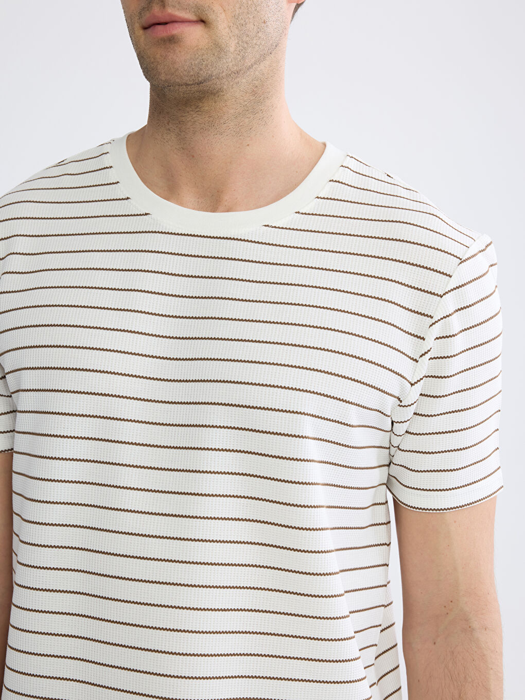 Beyaz Bisiklet Yaka Çizgili Erkek Tişört-2