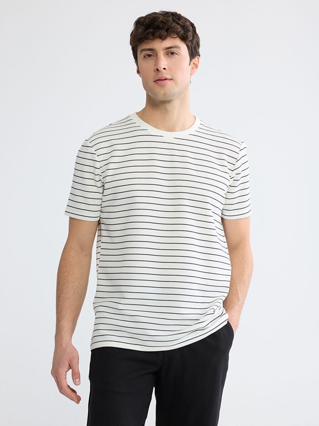 Beyaz Bisiklet Yaka Çizgili Erkek Tişört