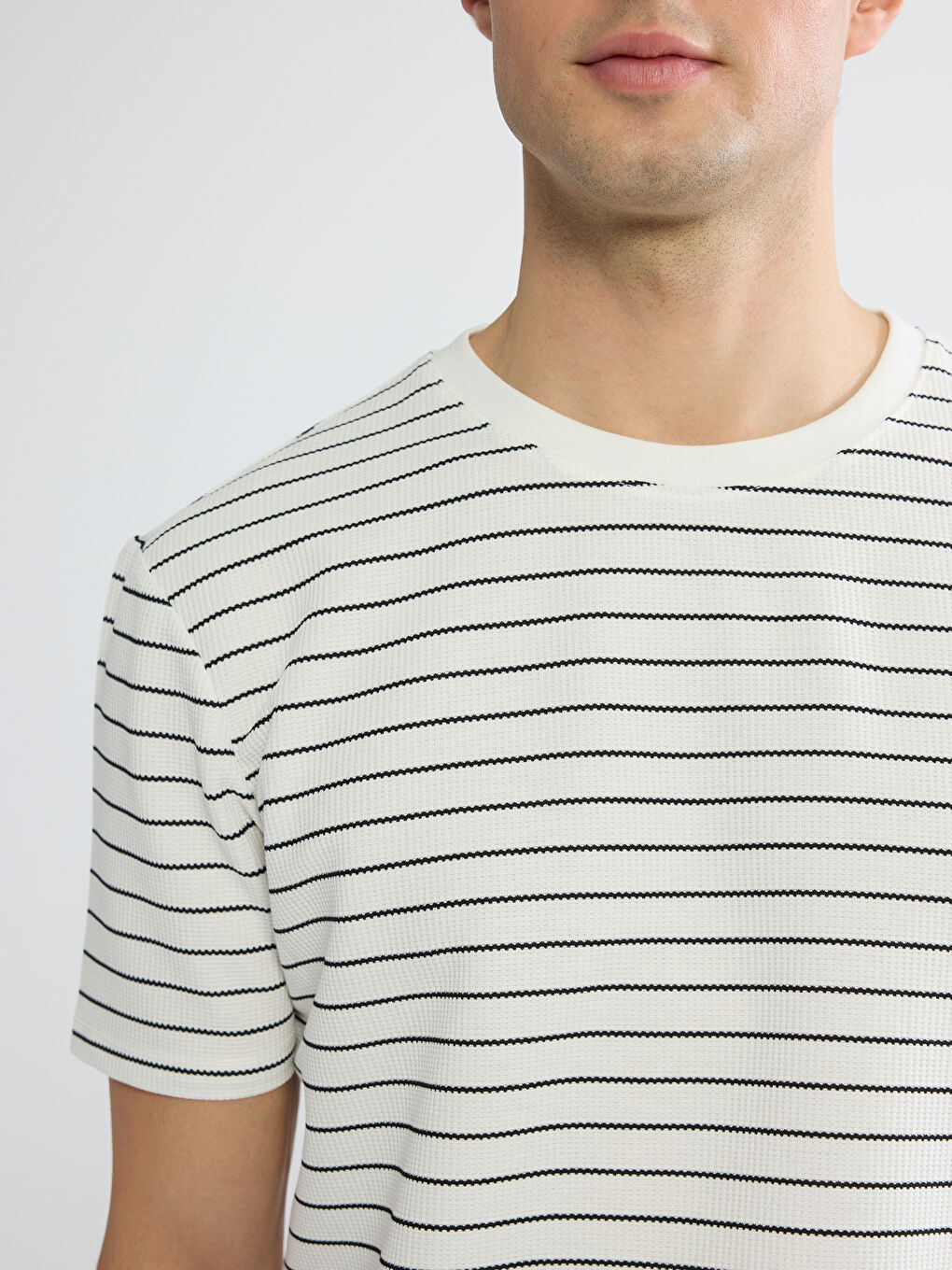 Beyaz Bisiklet Yaka Çizgili Erkek Tişört-2