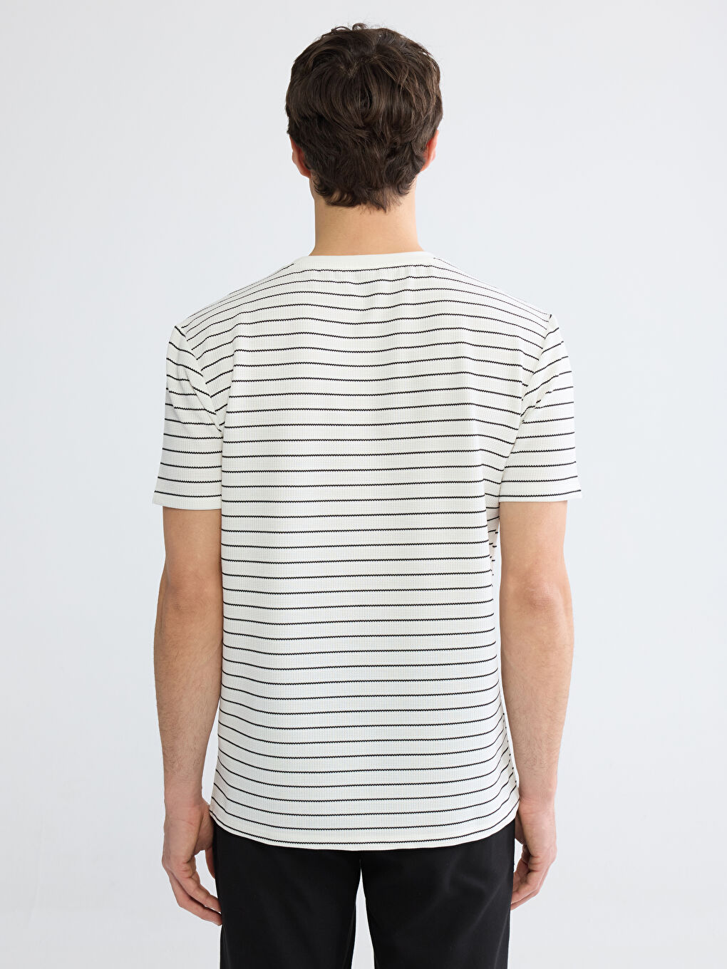 Beyaz Bisiklet Yaka Çizgili Erkek Tişört-3