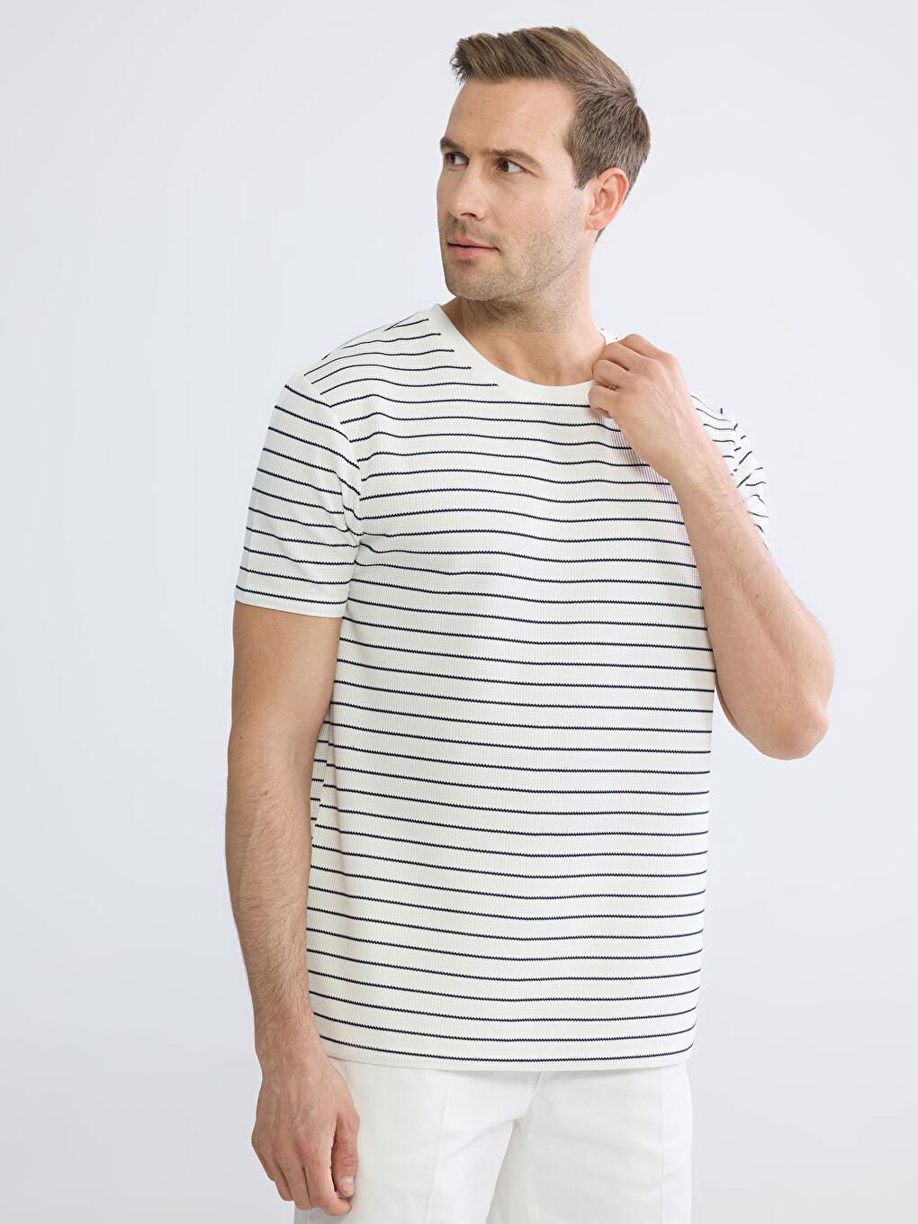 Beyaz Bisiklet Yaka Çizgili Erkek Tişört