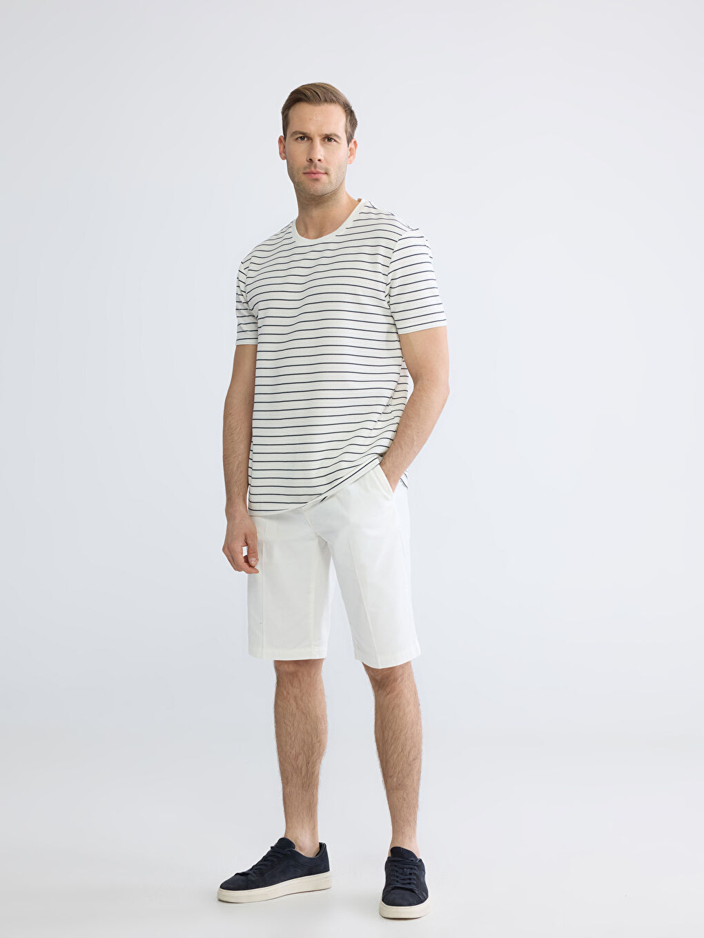 Beyaz Bisiklet Yaka Çizgili Erkek Tişört-1