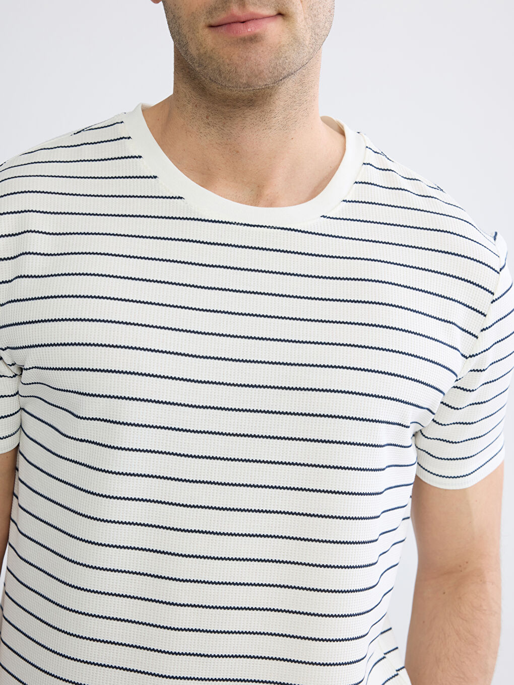 Beyaz Bisiklet Yaka Çizgili Erkek Tişört-2