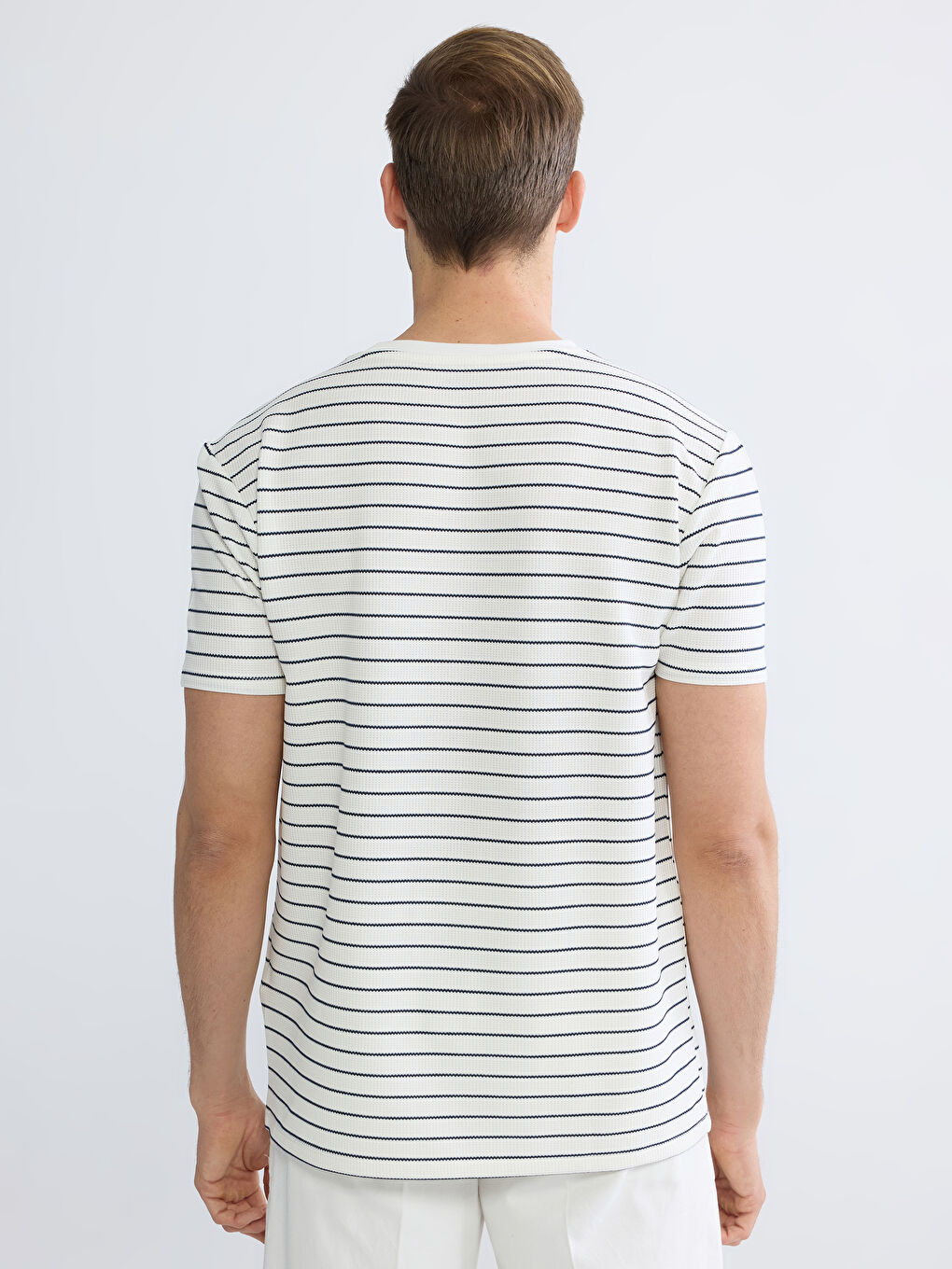 Beyaz Bisiklet Yaka Çizgili Erkek Tişört-3