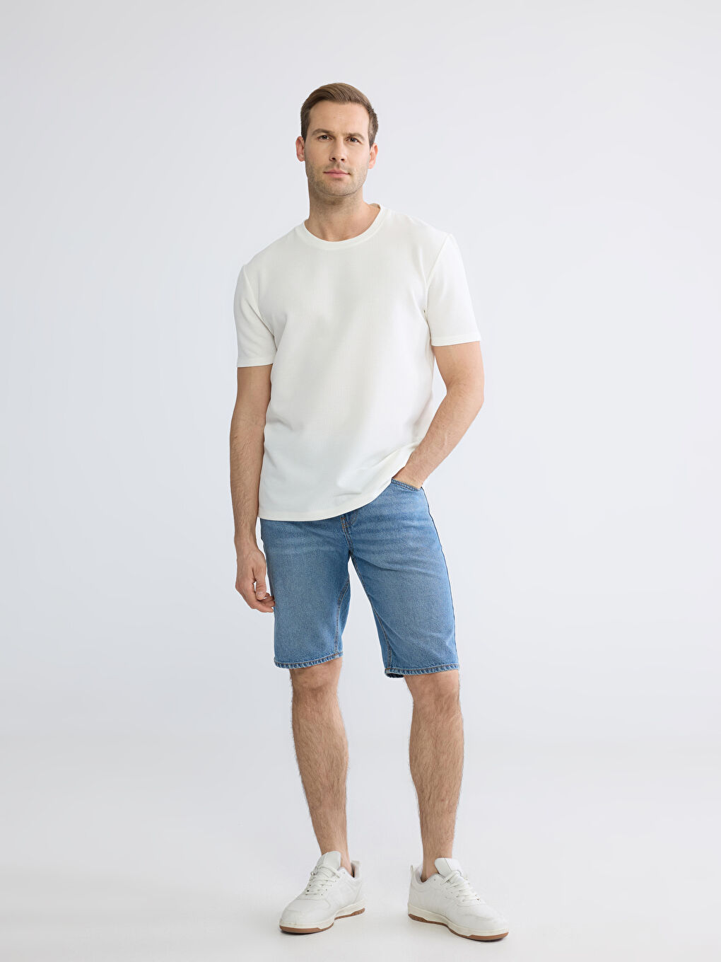 Beyaz Bisiklet Yaka  Dokulu Erkek Tişört-1