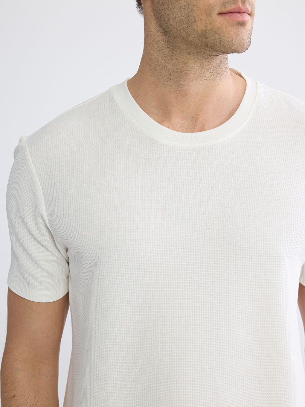 Beyaz Bisiklet Yaka  Dokulu Erkek Tişört-2