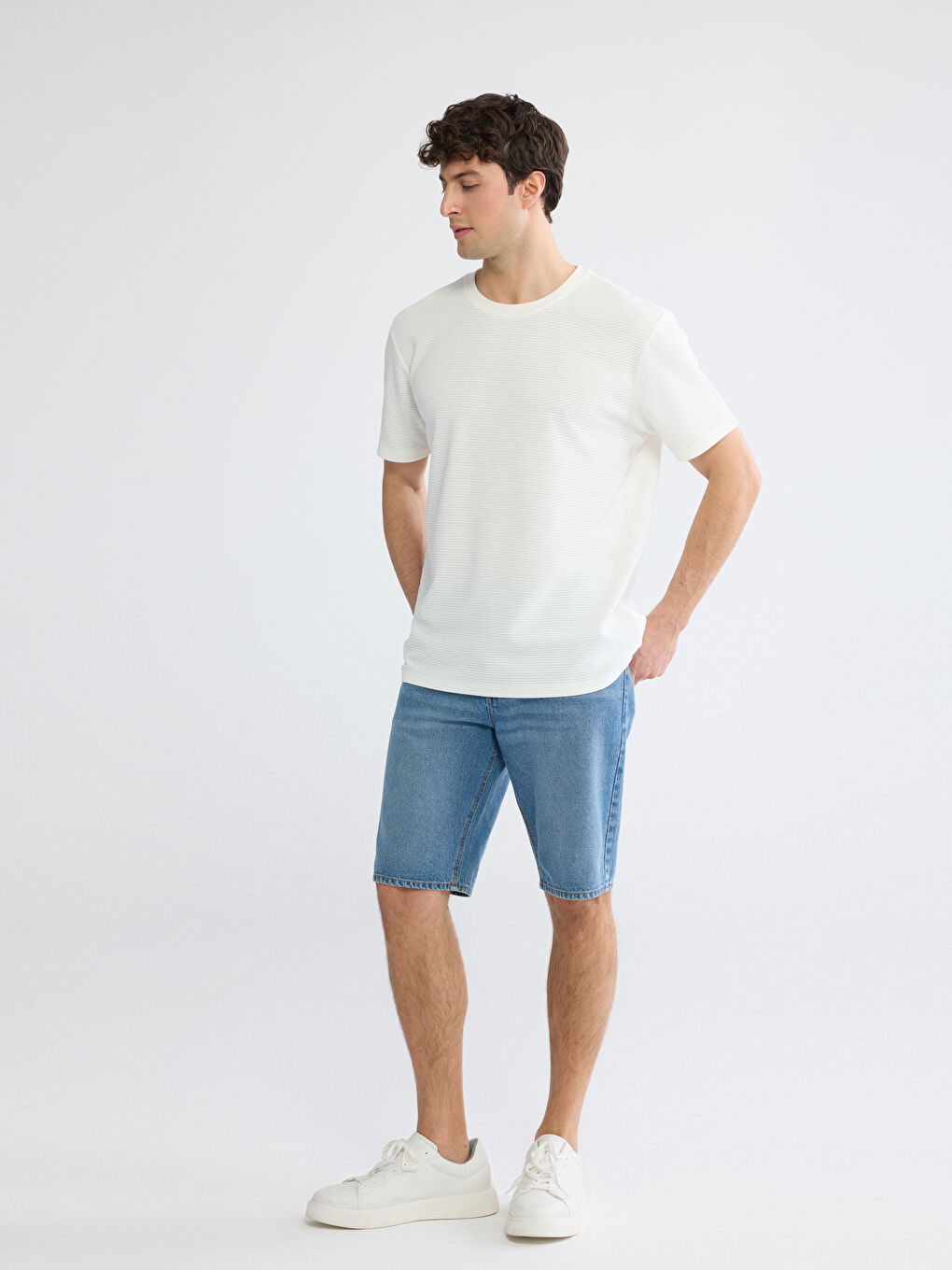 Beyaz Bisiklet Yaka Dokulu Erkek Tişört-1