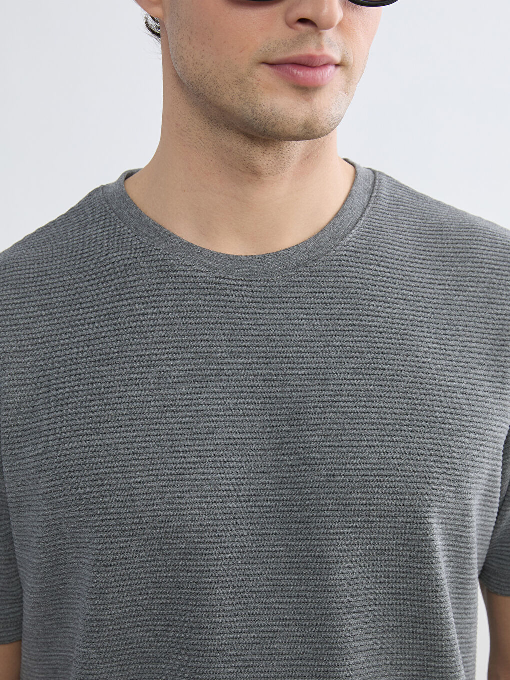 Gri Bisiklet Yaka Dokulu Erkek Tişört-2