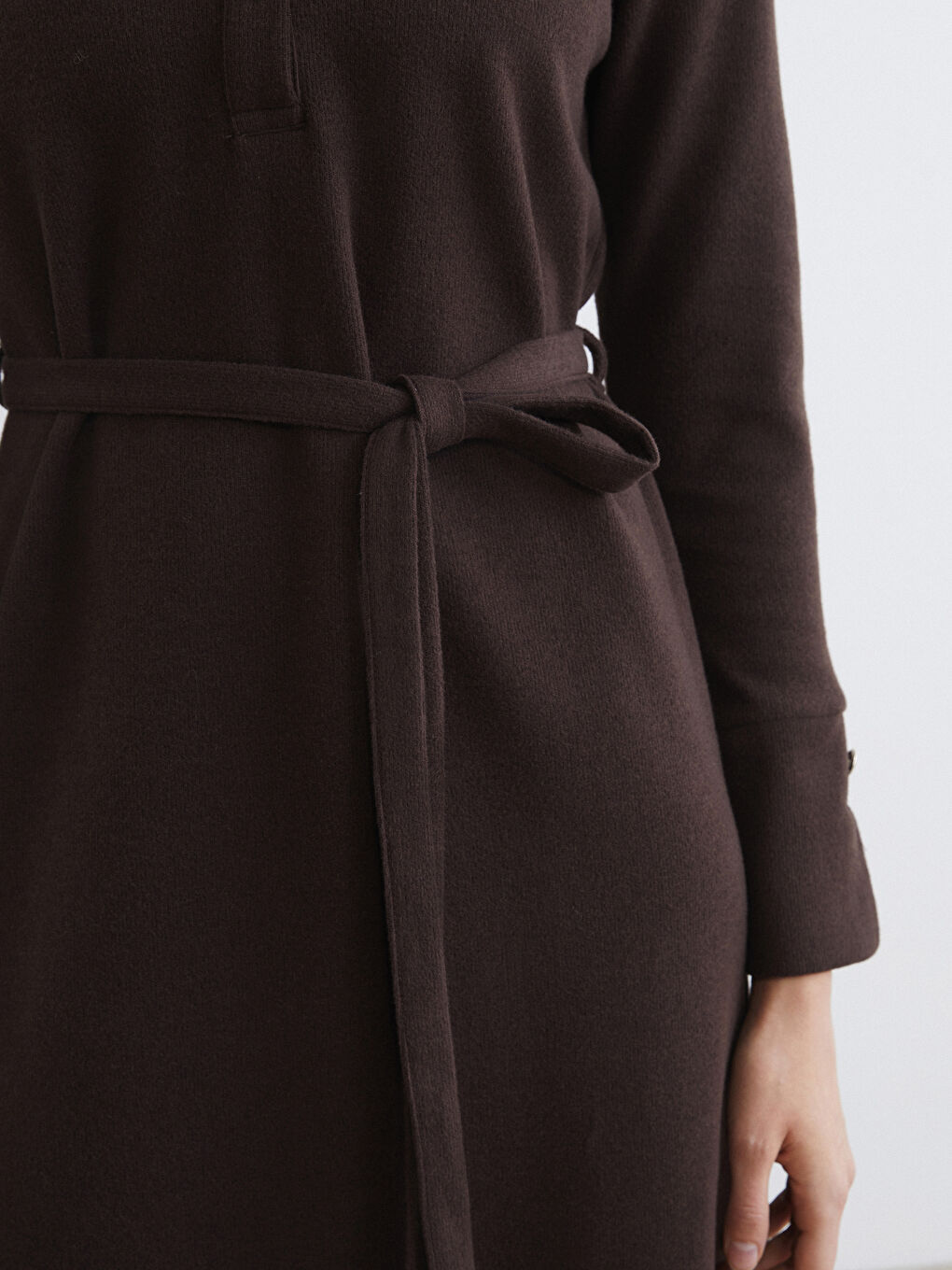 Сукня з коміром поло та поясом-2