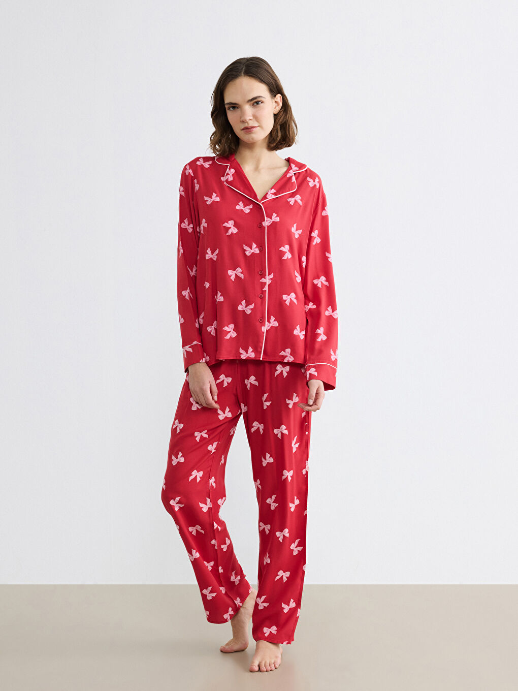 Kırmızı Gömlek Yaka Fiyonk Baskılı Kadın Pijama Takım