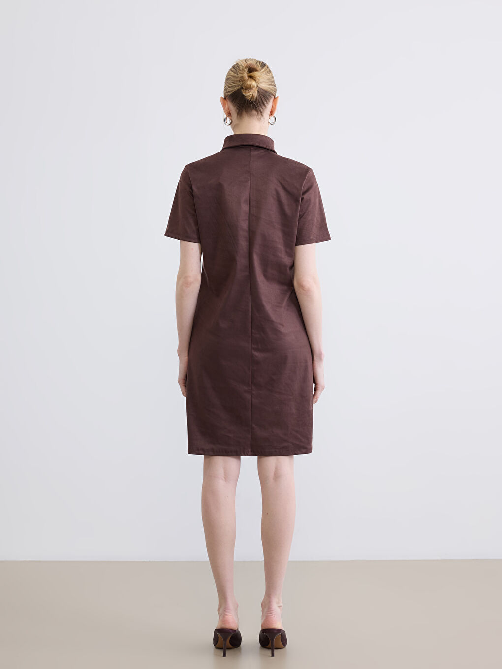 Kahverengi Polo Yaka Süet Görünümlü Mini Elbise-3
