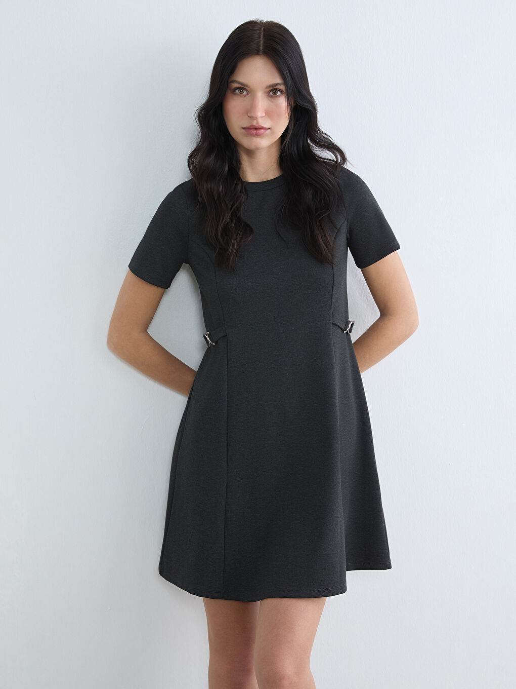 Antrasit Bisiklet Yaka Süs Kemer Detaylı Mini Elbise	-1