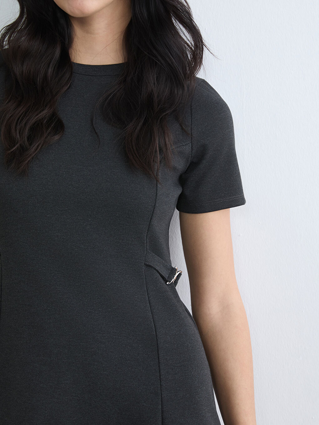 Antrasit Bisiklet Yaka Süs Kemer Detaylı Mini Elbise	-2