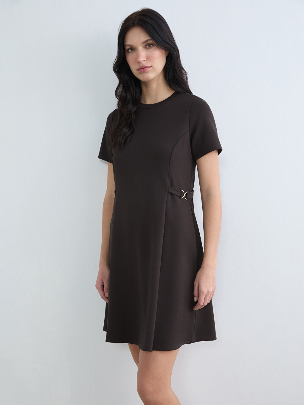 Kahverengi Bisiklet Yaka Süs Kemer Detaylı Mini Elbise	