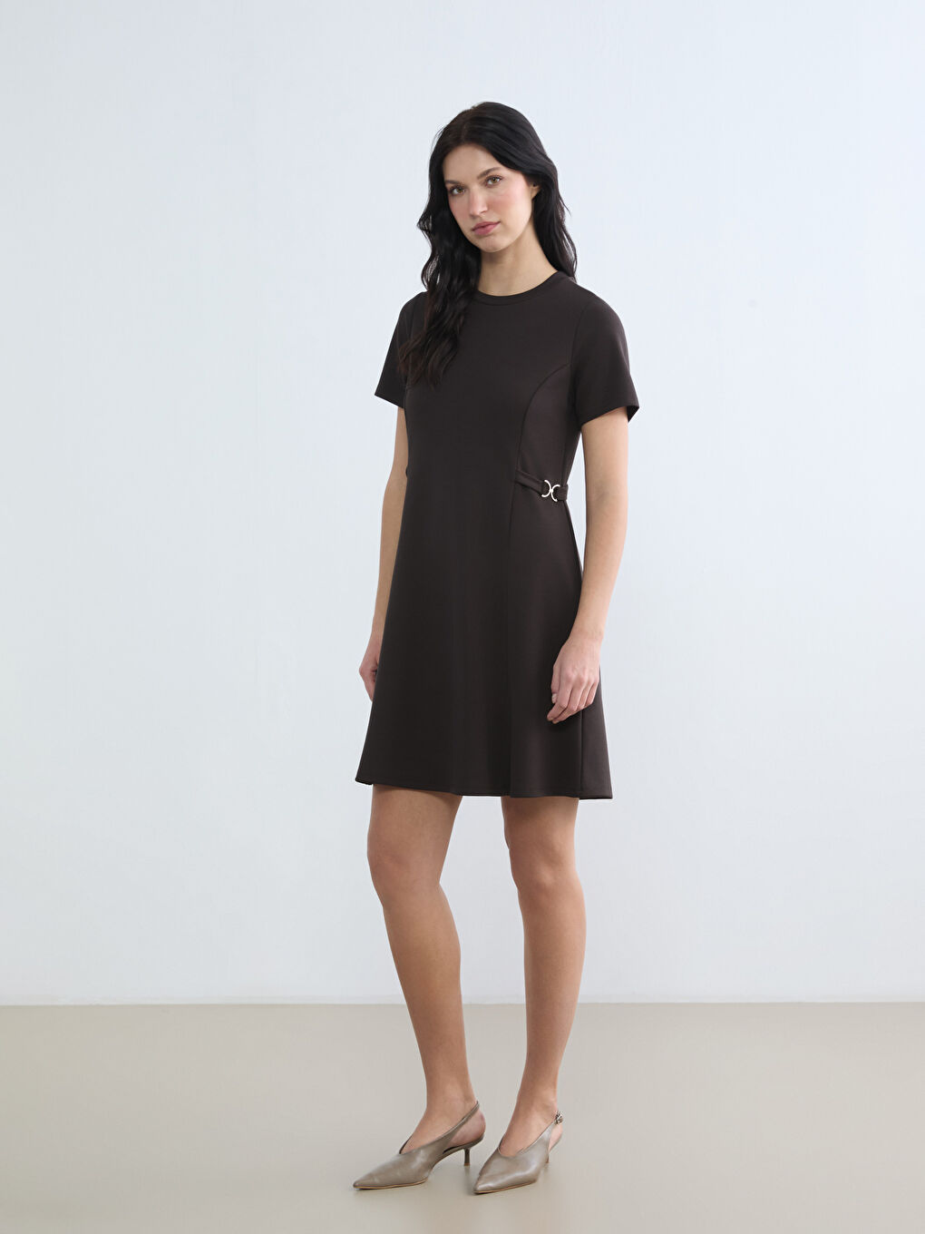 Kahverengi Bisiklet Yaka Süs Kemer Detaylı Mini Elbise	-1