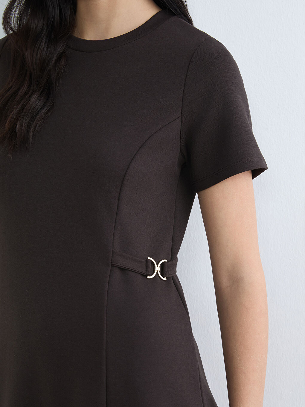 Kahverengi Bisiklet Yaka Süs Kemer Detaylı Mini Elbise	-2