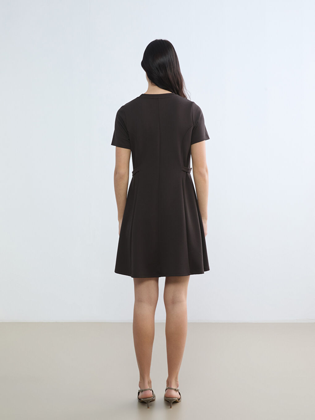 Kahverengi Bisiklet Yaka Süs Kemer Detaylı Mini Elbise	-3