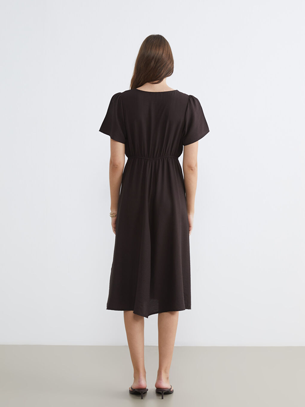 Kahverengi V Yaka Belden Oturtmalı Elbise	-3