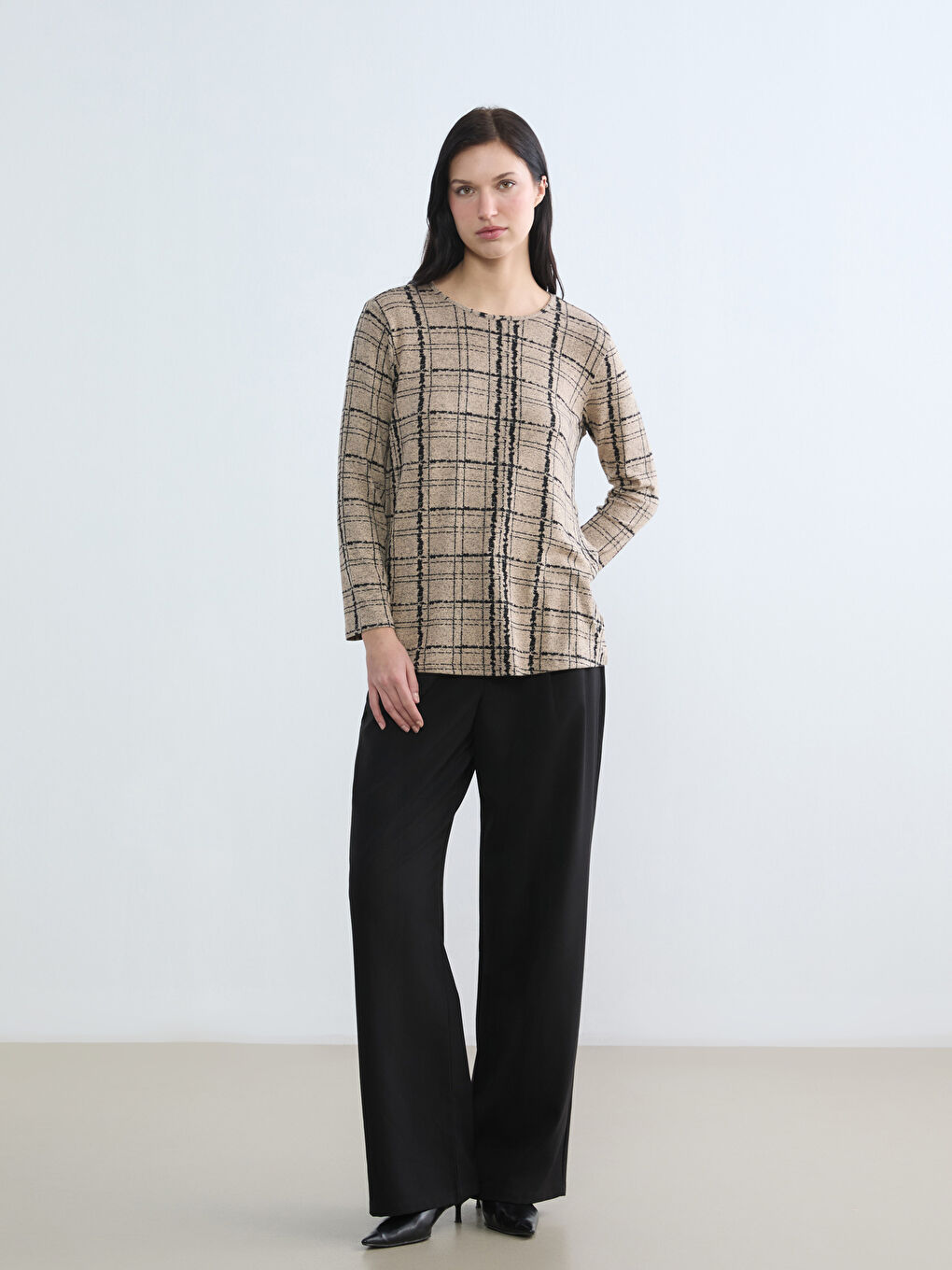 Bej Bisiklet Yaka Desenli Kadın Tişört		
-1