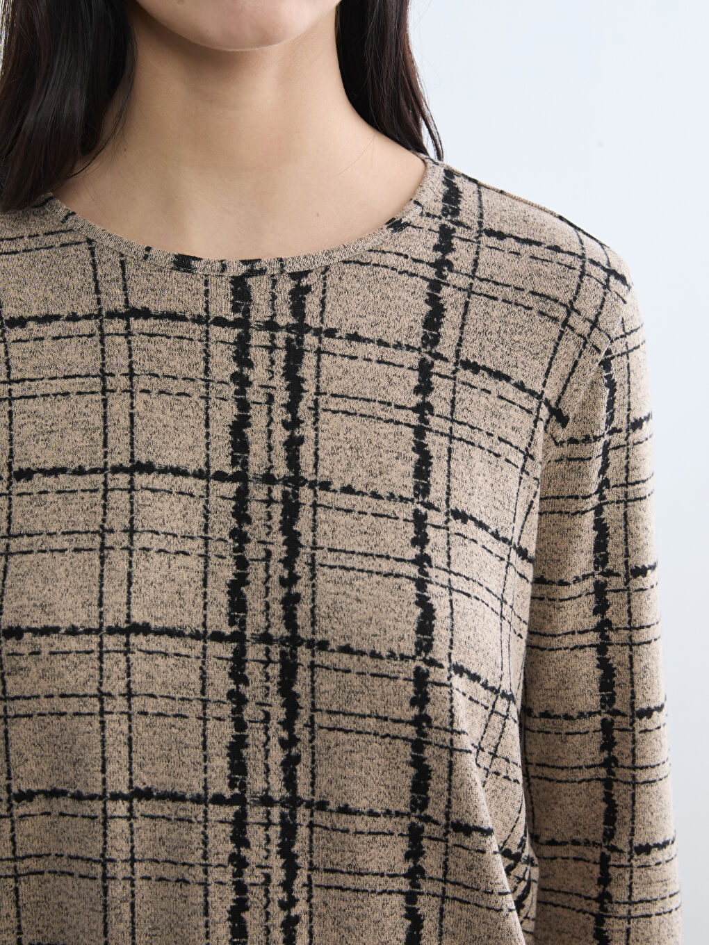 Bej Bisiklet Yaka Desenli Kadın Tişört		
-2