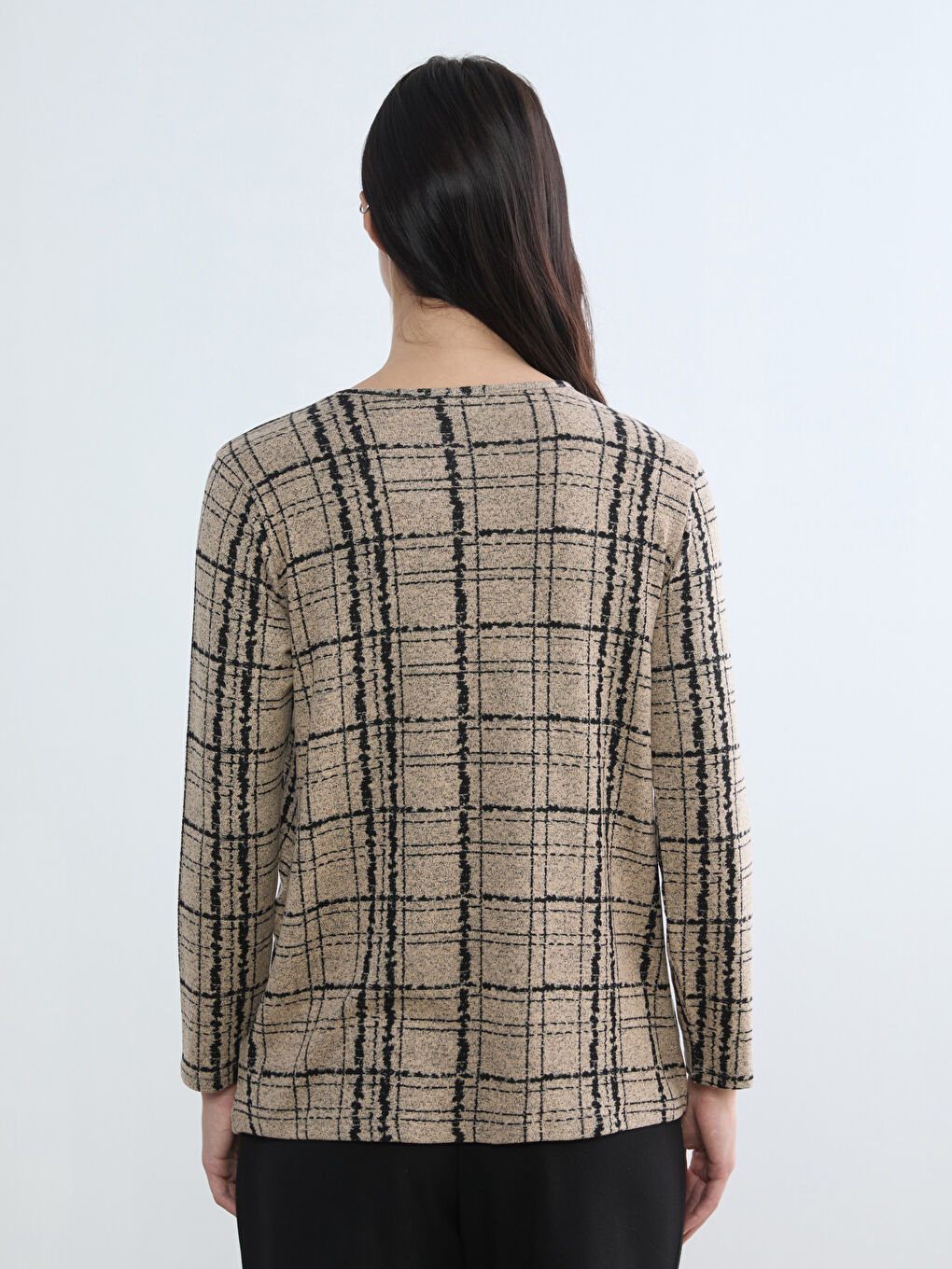 Bej Bisiklet Yaka Desenli Kadın Tişört		
-3