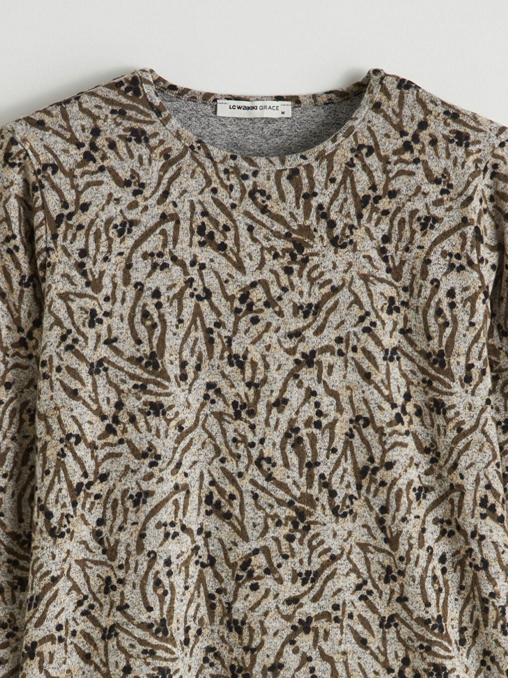 Bej Bisiklet Yaka Desenli Kadın Tişört		
-1