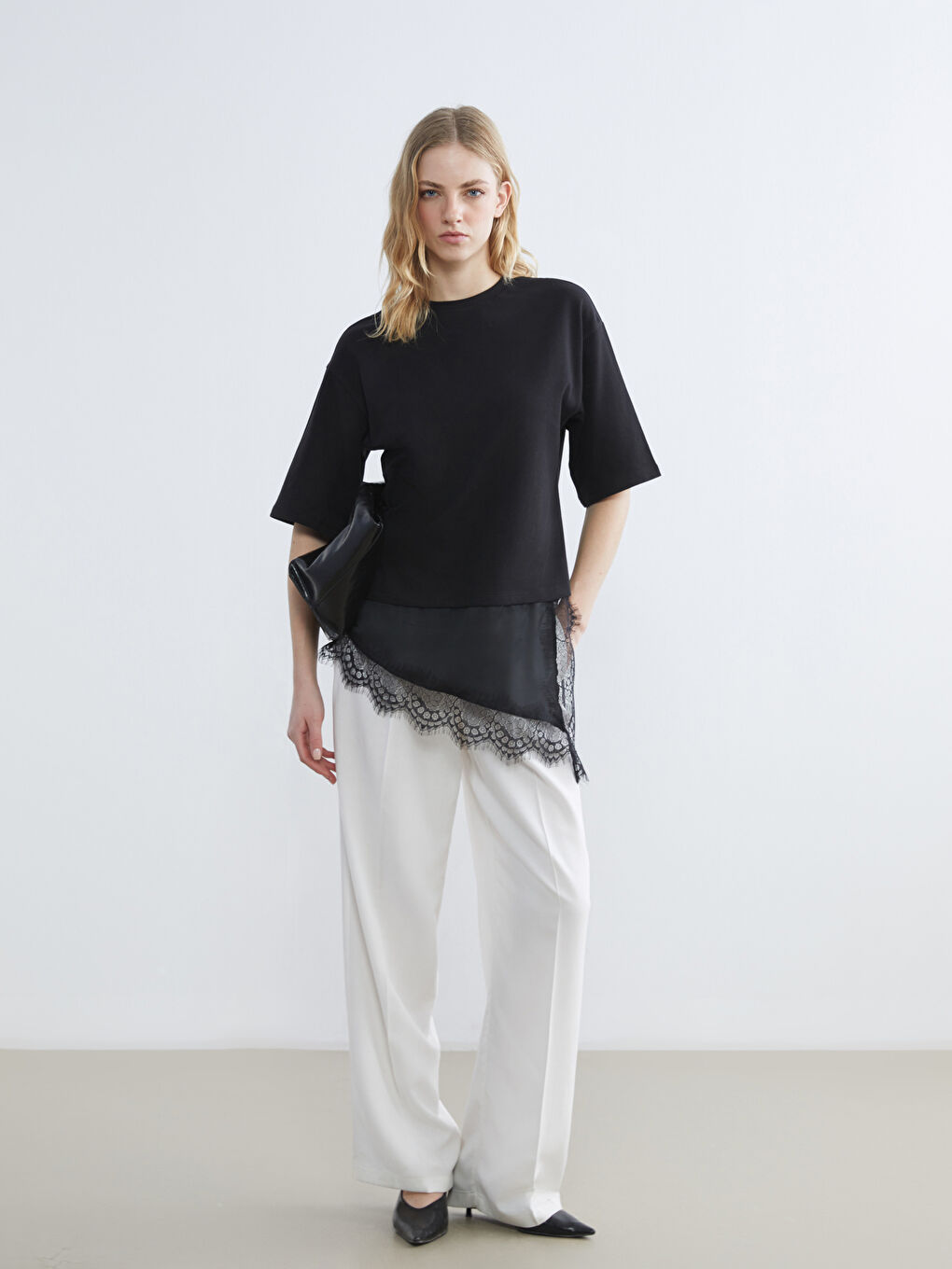 Siyah Bisiklet Yaka Dantel Detaylı Kadın Tişört-1